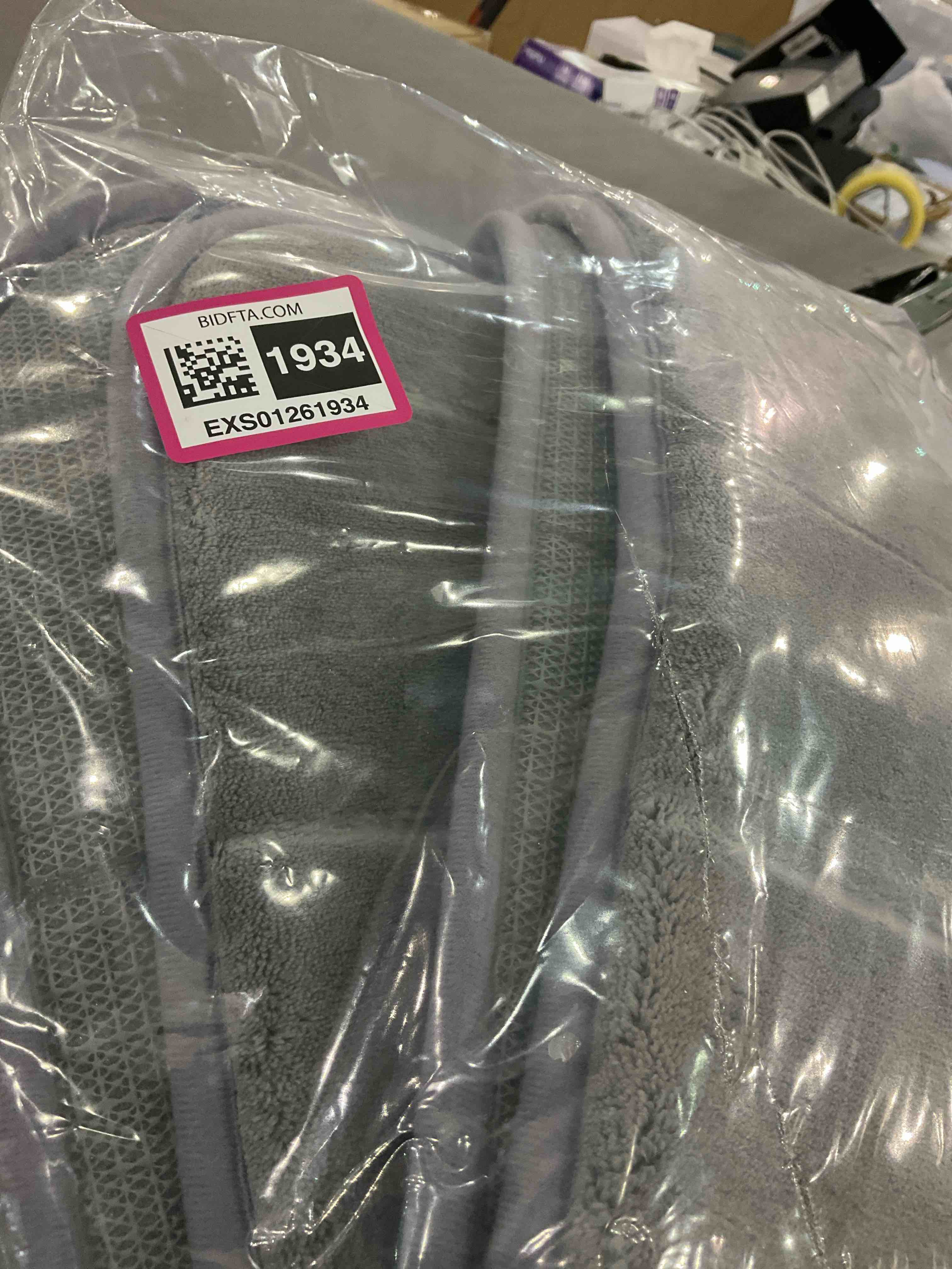 https://s3.amazonaws.com/lotting-images-prod/BargainHunt/EXS01261934_1711110750453.jpeg
