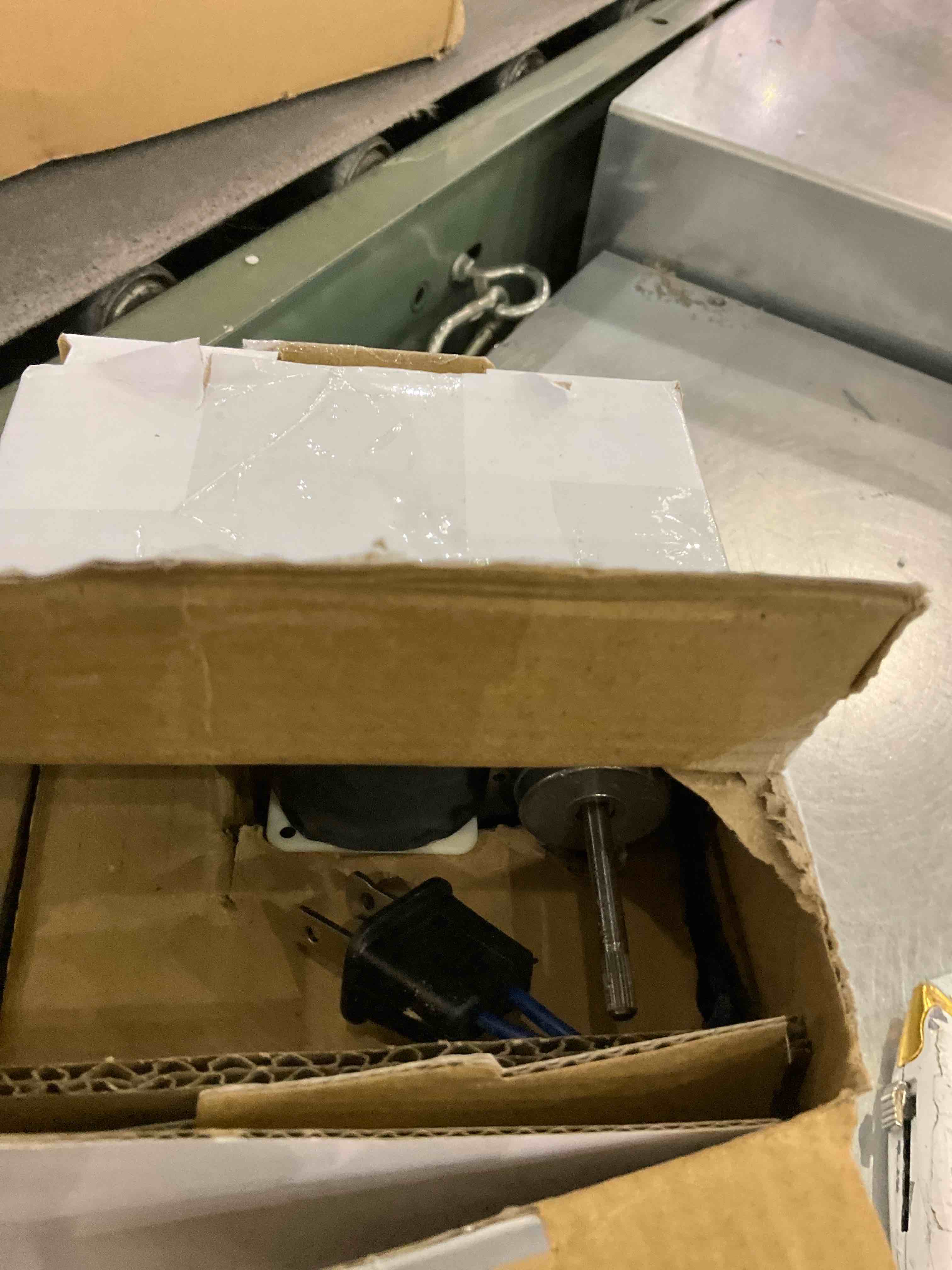 https://s3.amazonaws.com/lotting-images-prod/BargainHunt/EXS01261967_1711115741695.jpeg