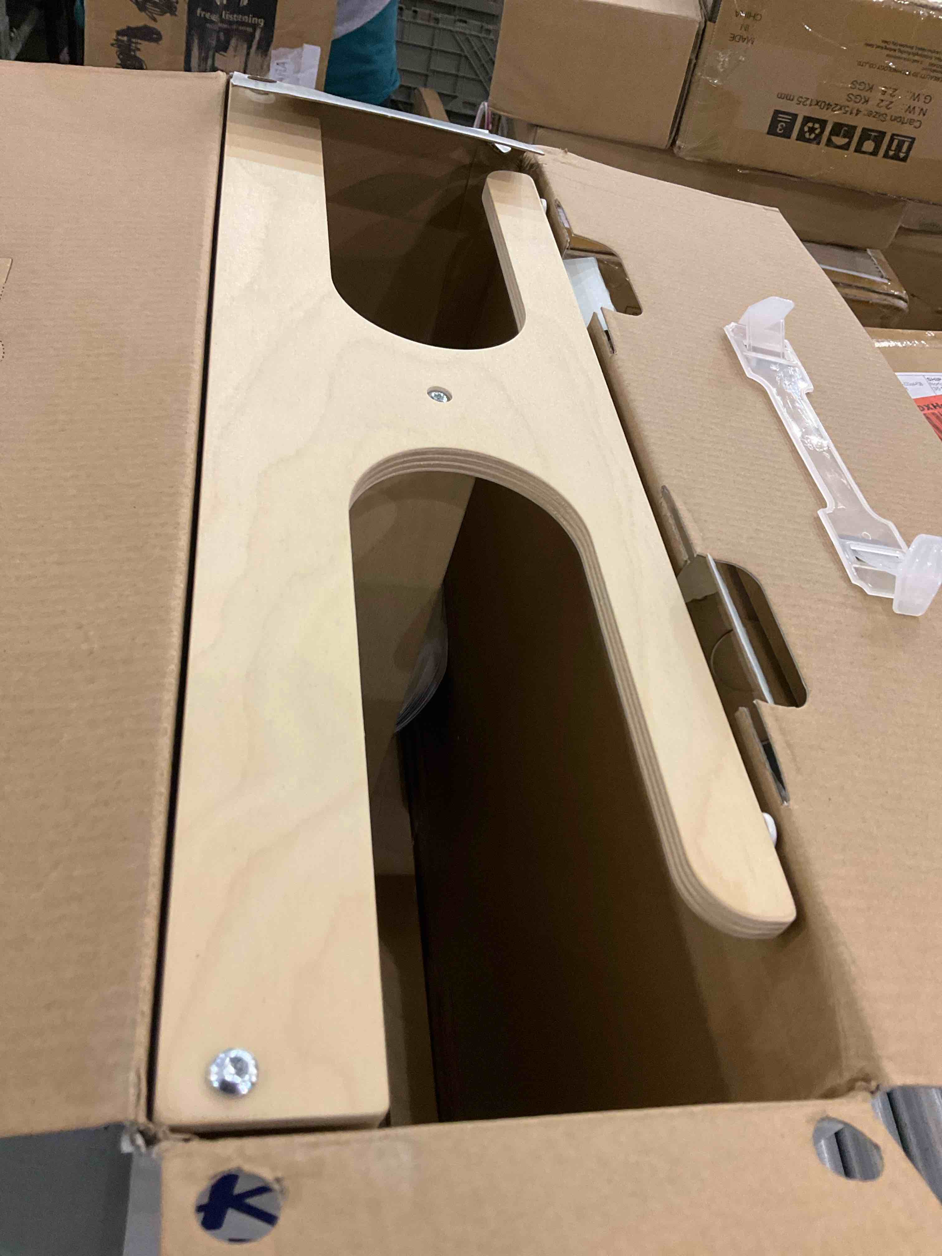 https://s3.amazonaws.com/lotting-images-prod/BargainHunt/EXS01262181_1709915613345.jpeg