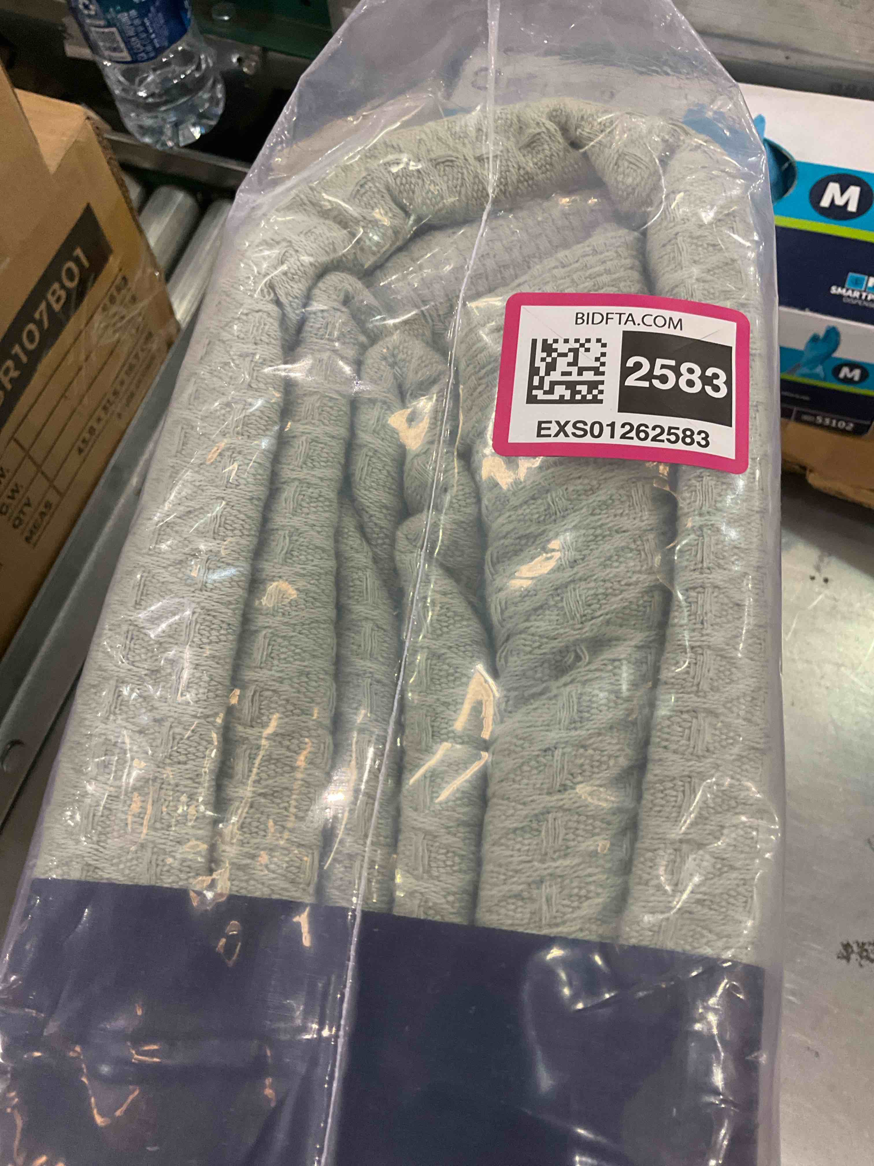 https://s3.amazonaws.com/lotting-images-prod/BargainHunt/EXS01262583_1710946375413.jpeg