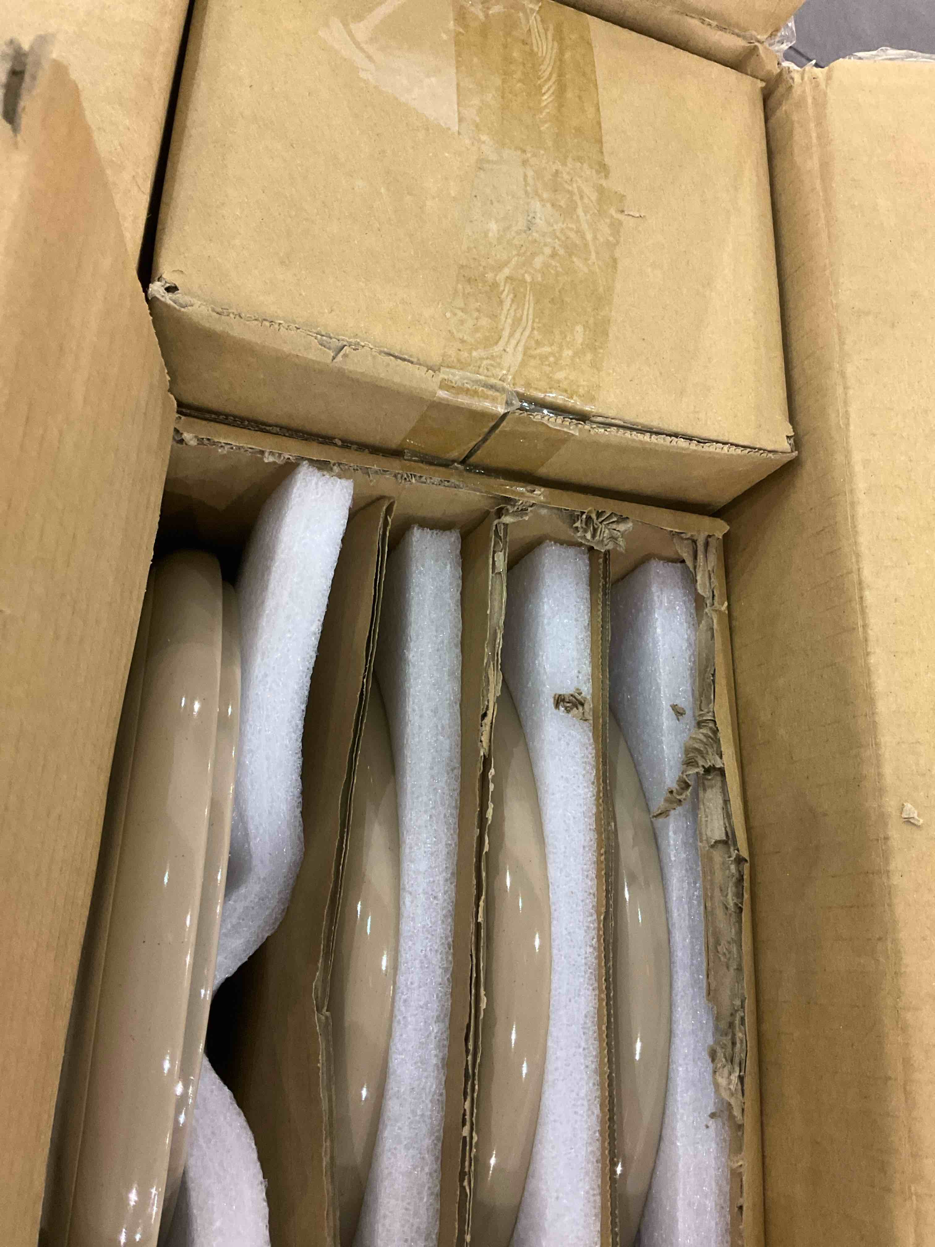 https://s3.amazonaws.com/lotting-images-prod/BargainHunt/EXS01264258_1710850384251.jpeg