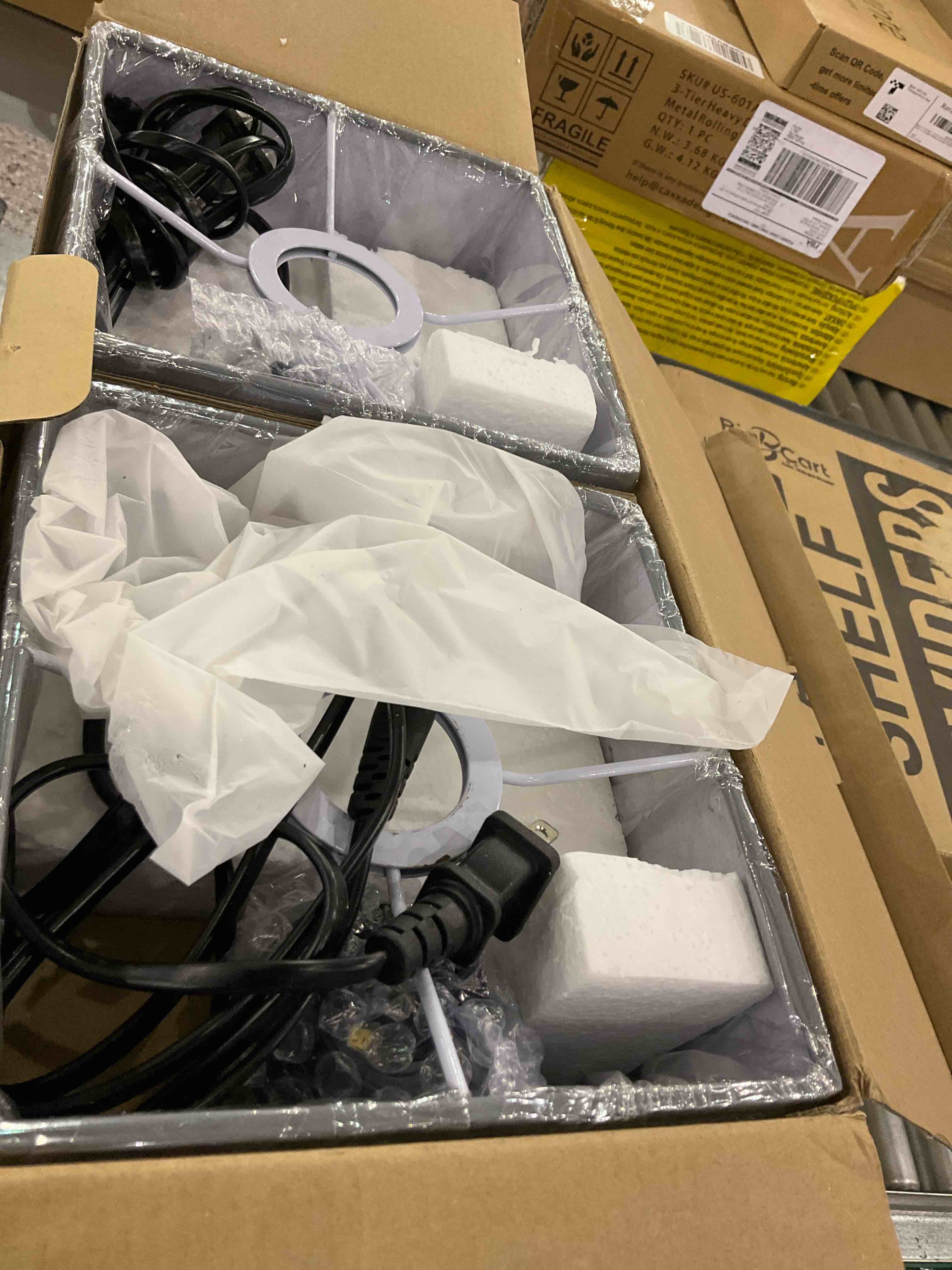 https://s3.amazonaws.com/lotting-images-prod/BargainHunt/EXS01265093_1709649791634.jpeg