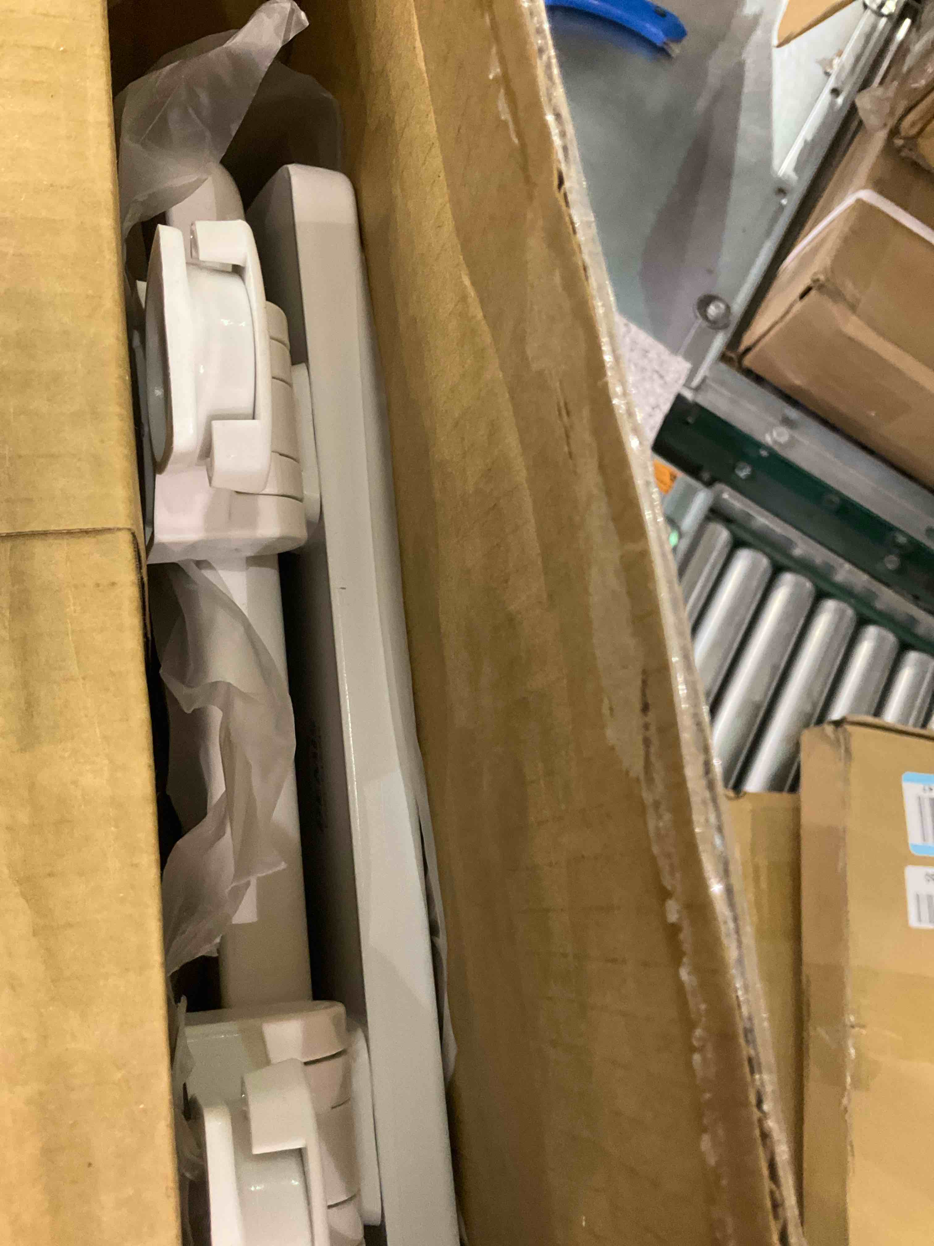 https://s3.amazonaws.com/lotting-images-prod/BargainHunt/EXS01266432_1712603699082.jpeg