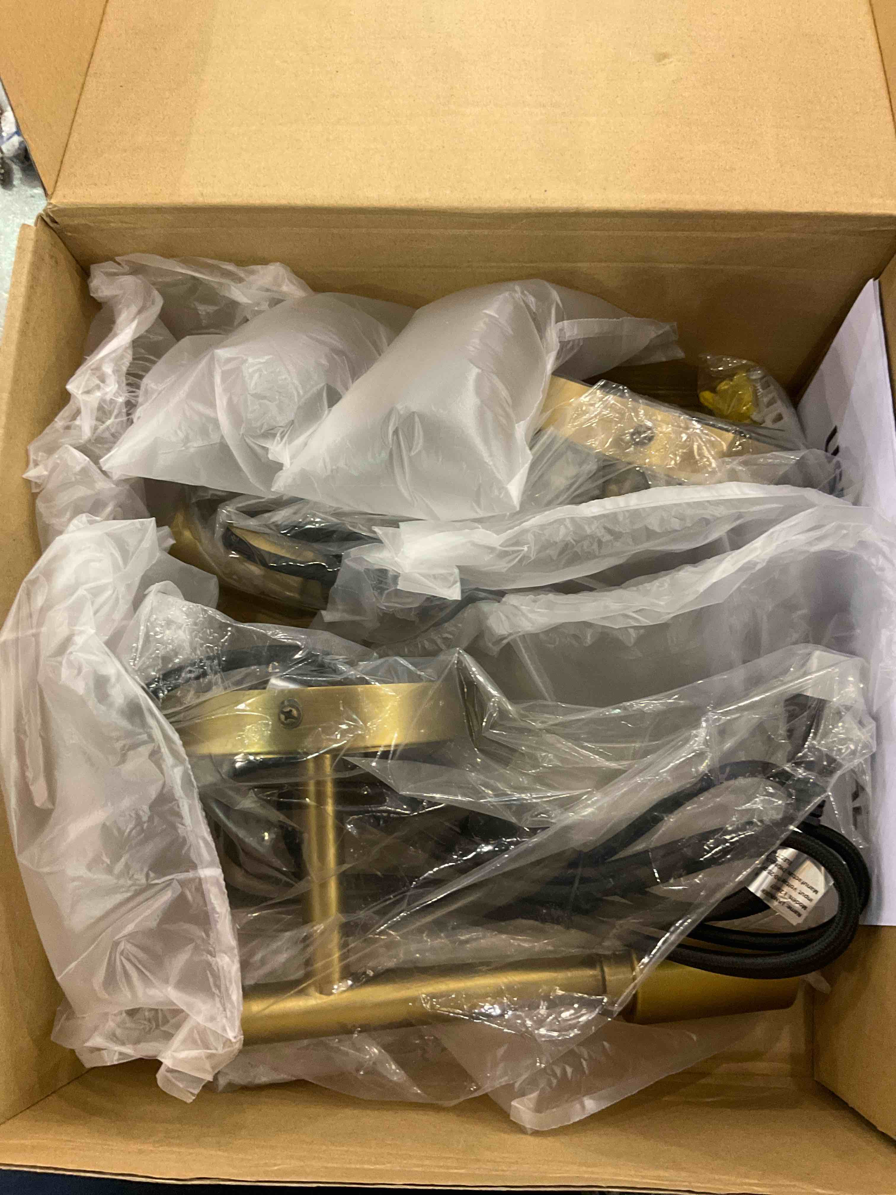https://s3.amazonaws.com/lotting-images-prod/BargainHunt/EXS01266723_1709656042354.jpeg