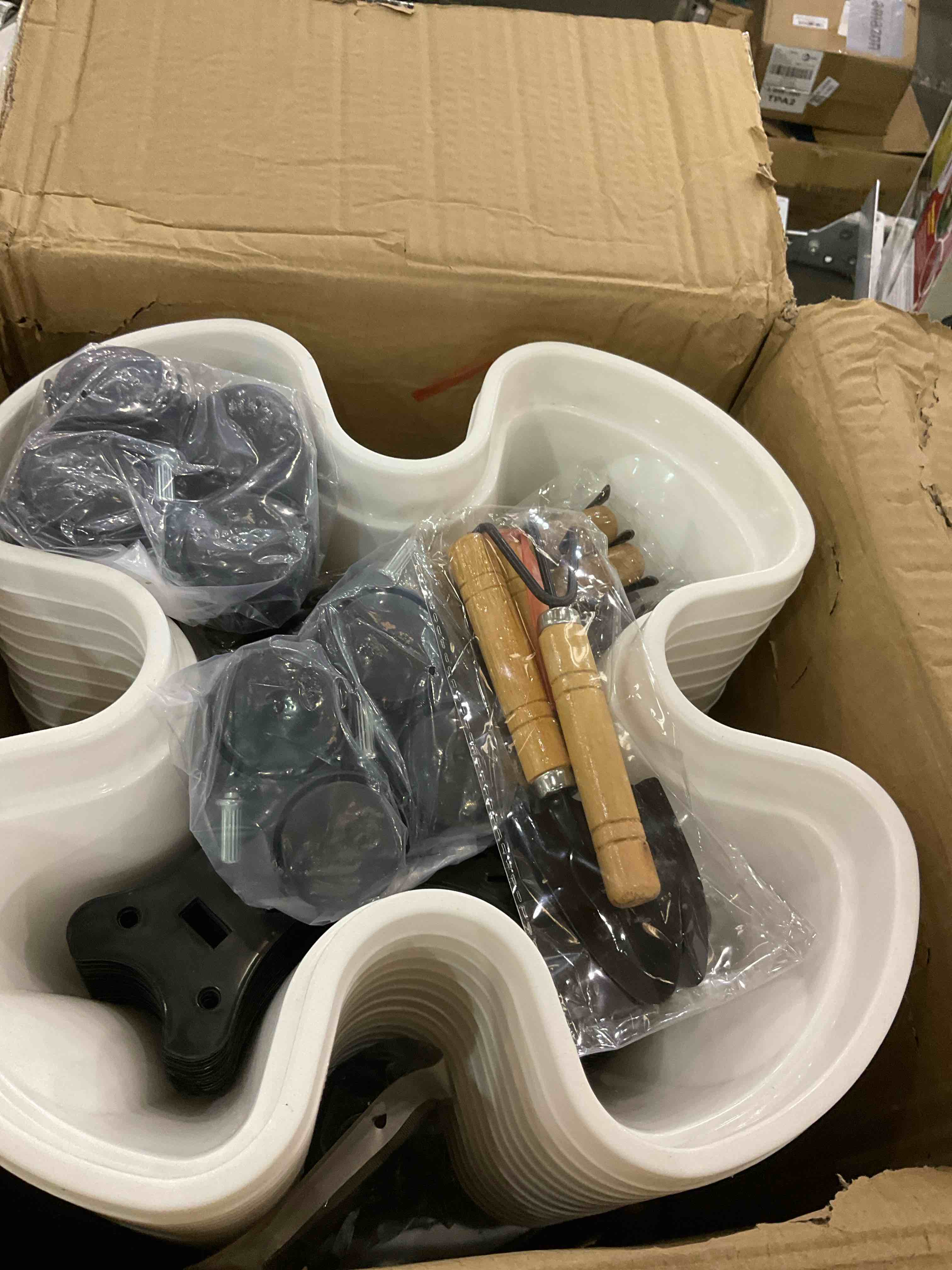 https://s3.amazonaws.com/lotting-images-prod/BargainHunt/EXS01266805_1709741482550.jpeg