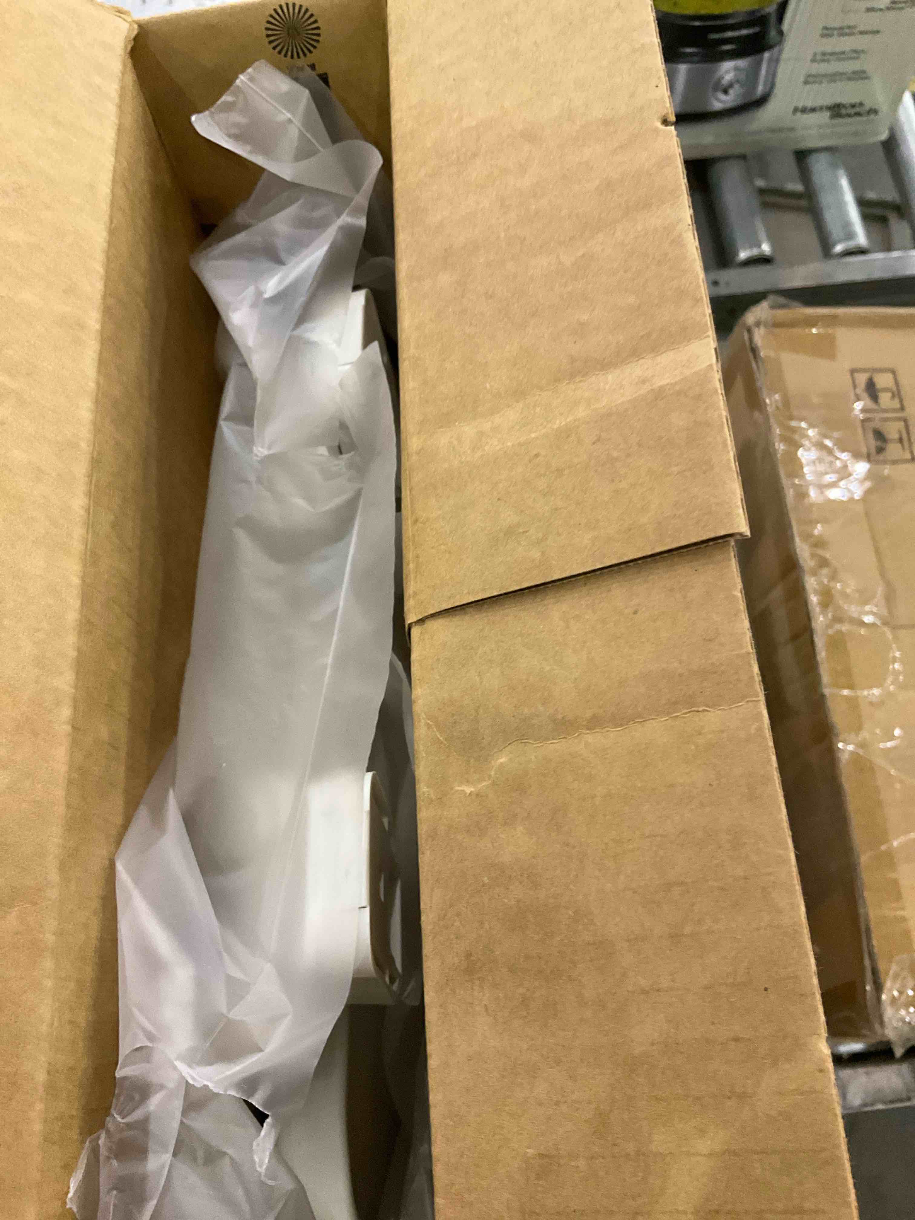https://s3.amazonaws.com/lotting-images-prod/BargainHunt/EXS01266817_1709743847162.jpeg