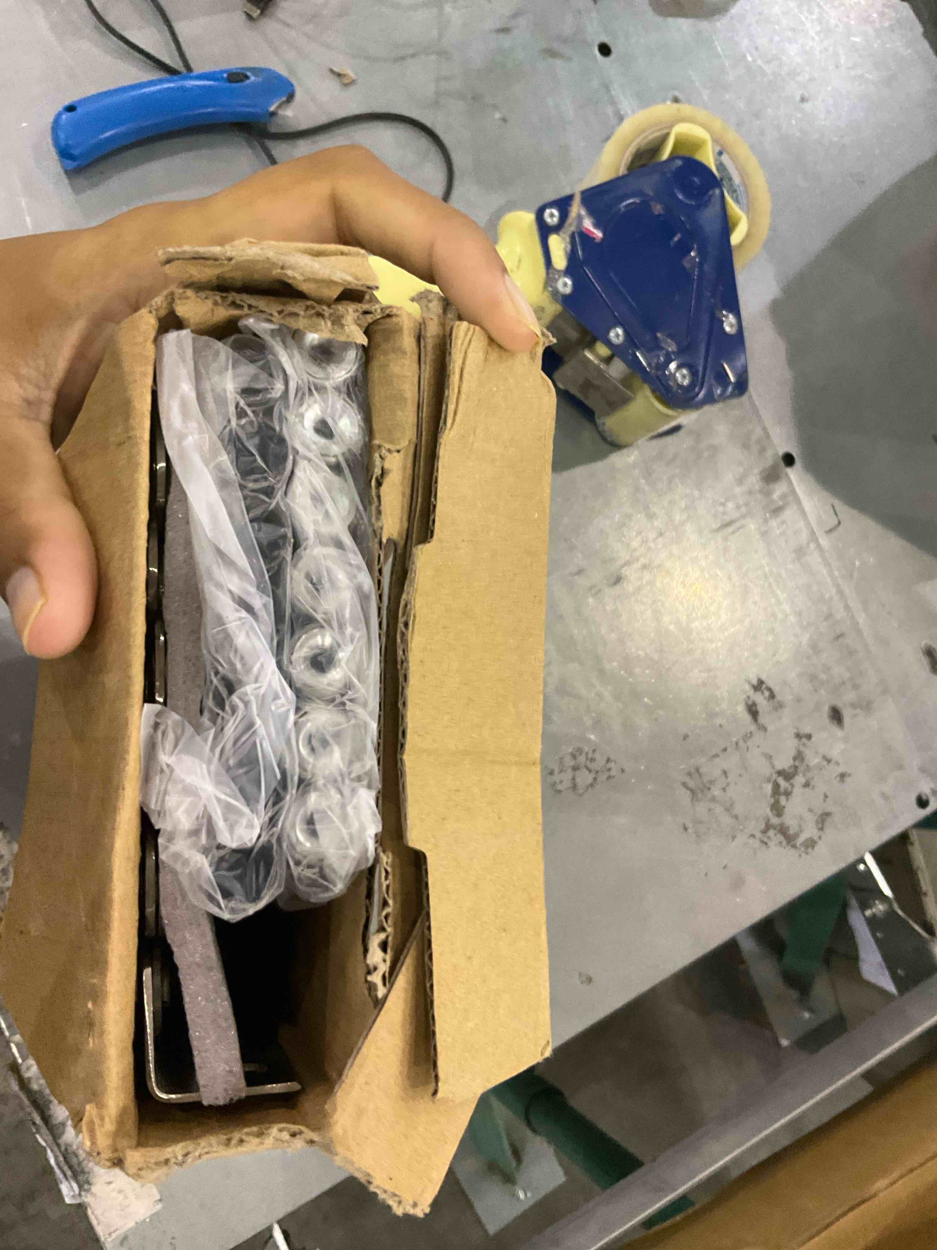 https://s3.amazonaws.com/lotting-images-prod/BargainHunt/EXS01266879_1709814997106.jpeg