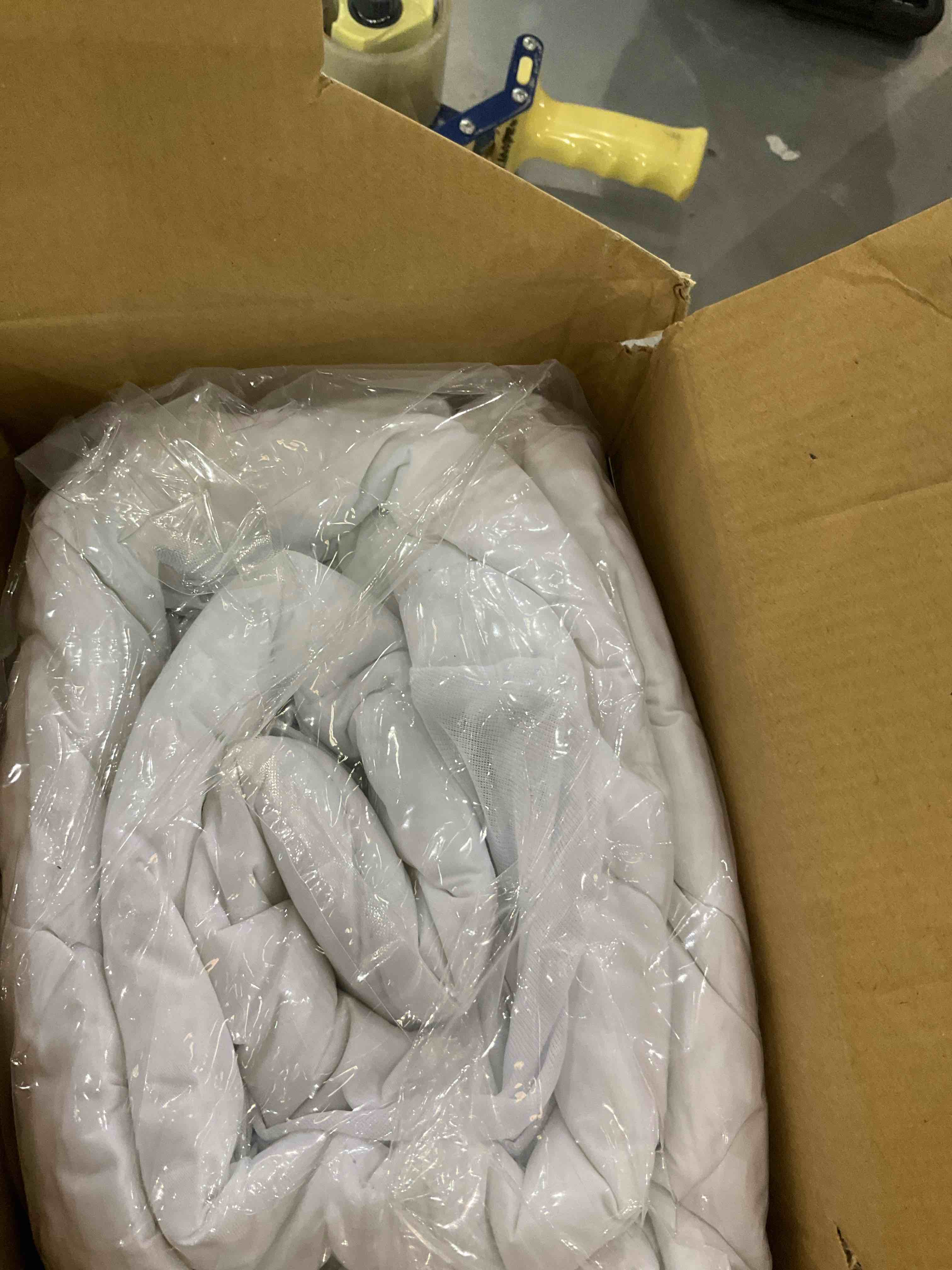 https://s3.amazonaws.com/lotting-images-prod/BargainHunt/EXS01266919_1709819645580.jpeg