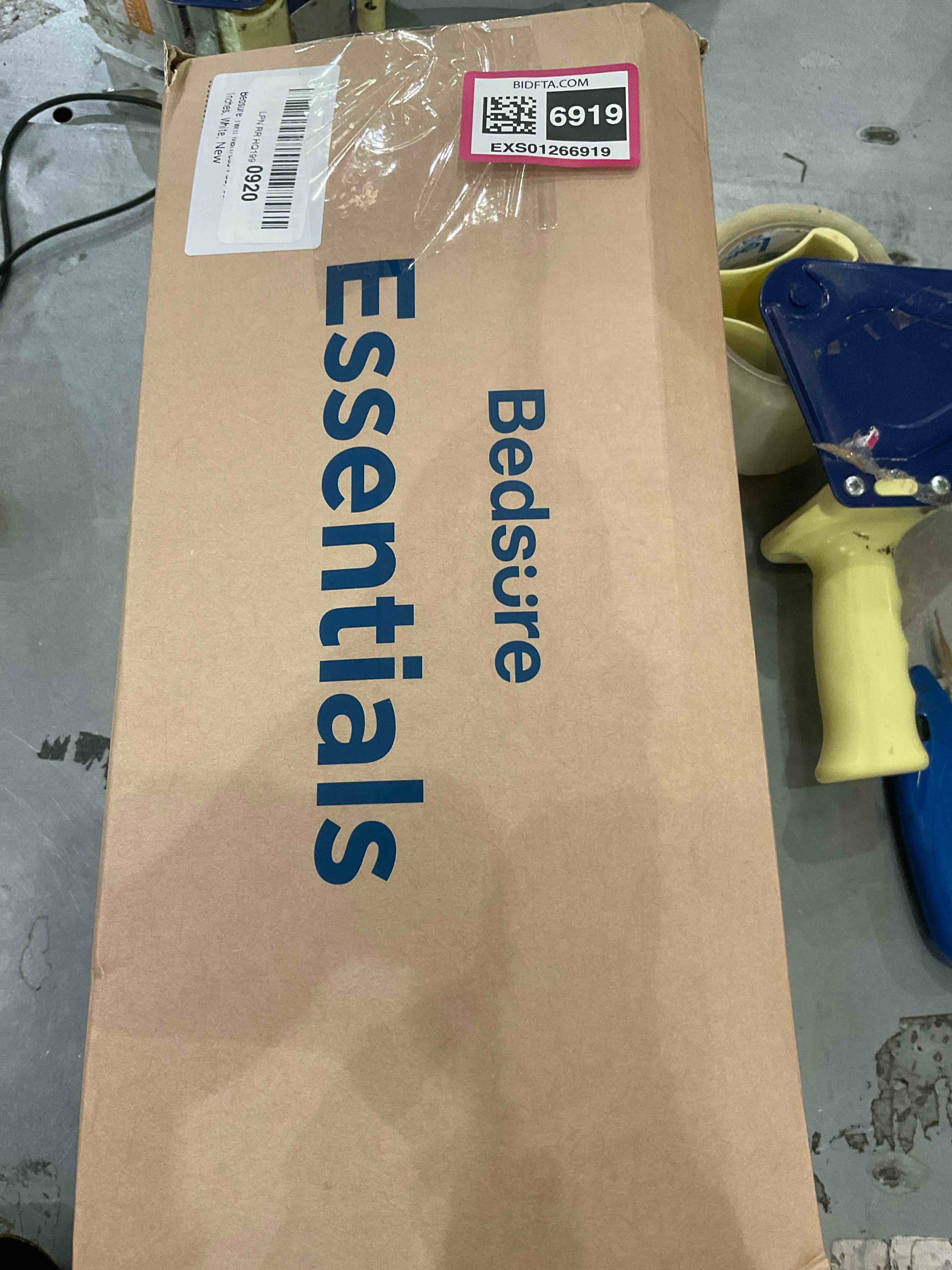 https://s3.amazonaws.com/lotting-images-prod/BargainHunt/EXS01266919_1709819671566.jpeg
