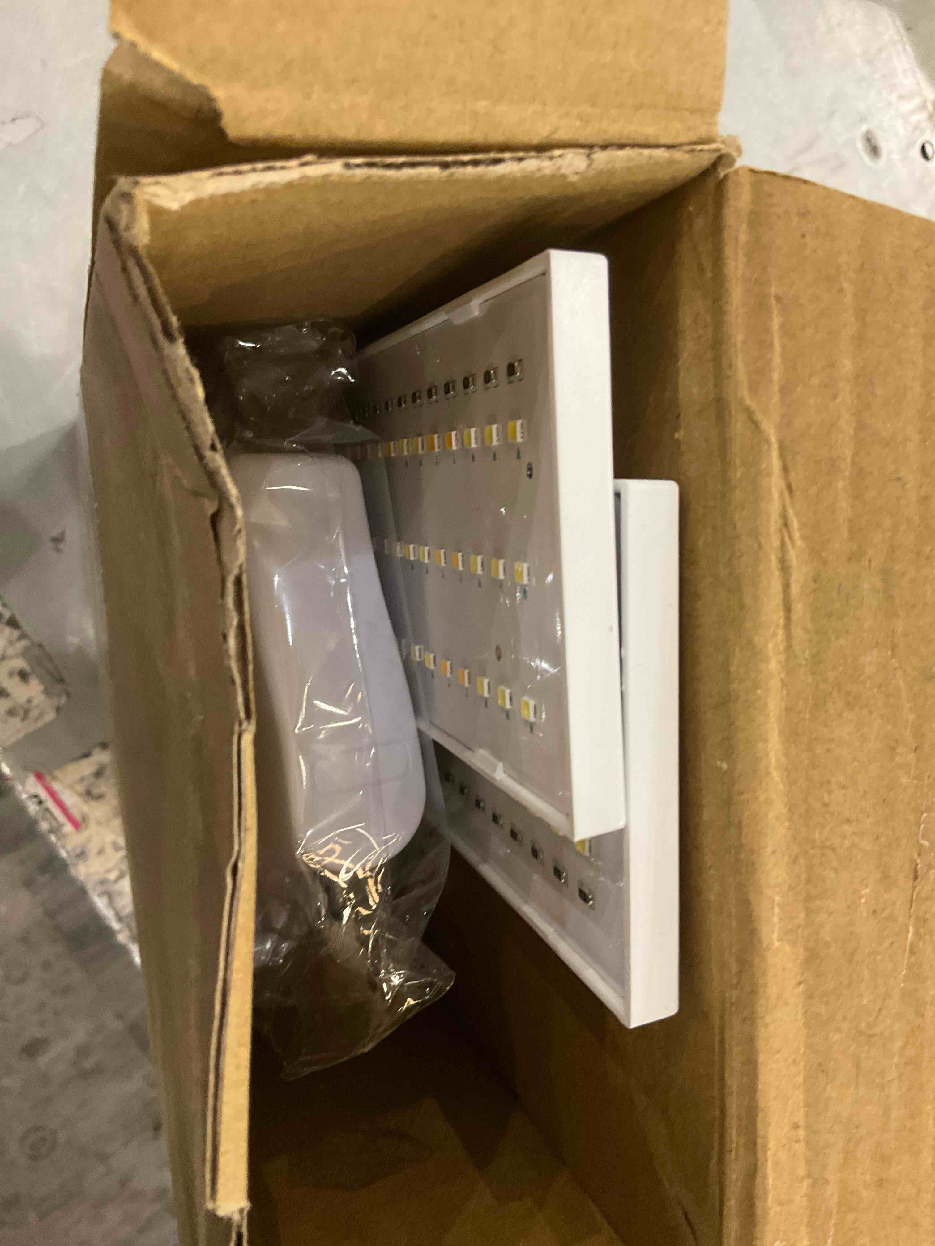 https://s3.amazonaws.com/lotting-images-prod/BargainHunt/EXS01266921_1709821430268.jpeg