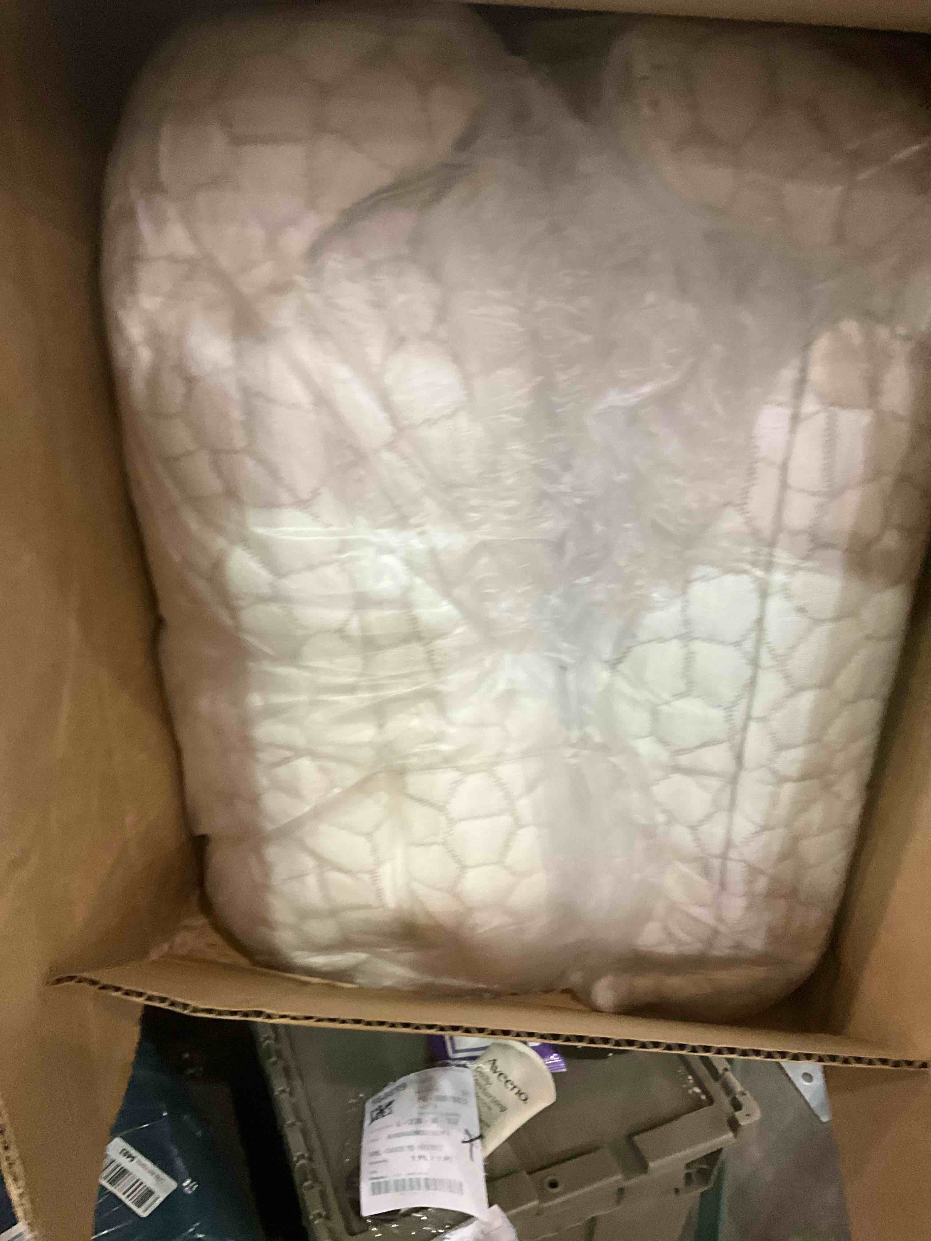 https://s3.amazonaws.com/lotting-images-prod/BargainHunt/EXS01266959_1709827000509.jpeg