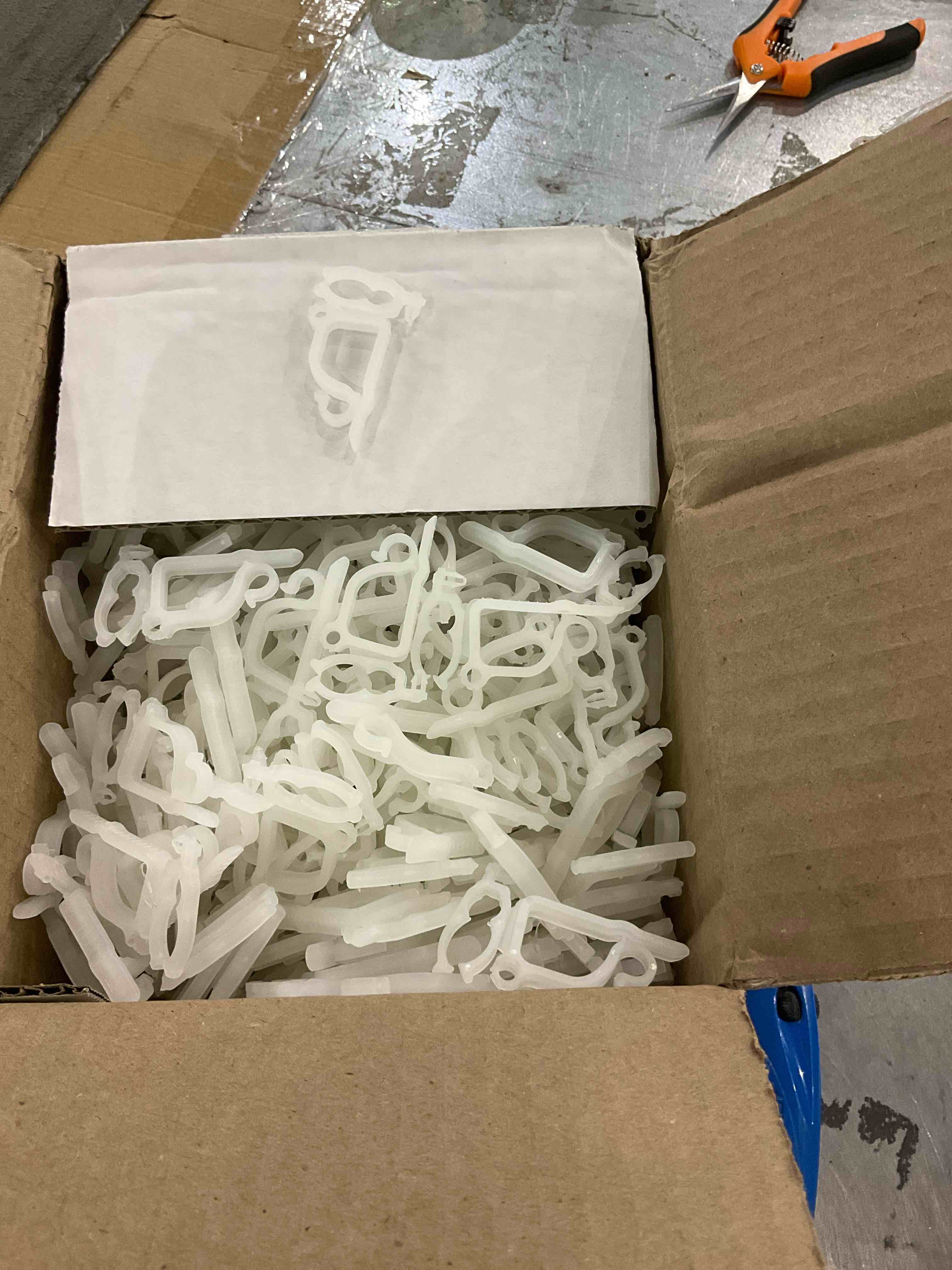 https://s3.amazonaws.com/lotting-images-prod/BargainHunt/EXS01267003_1711109993631.jpeg