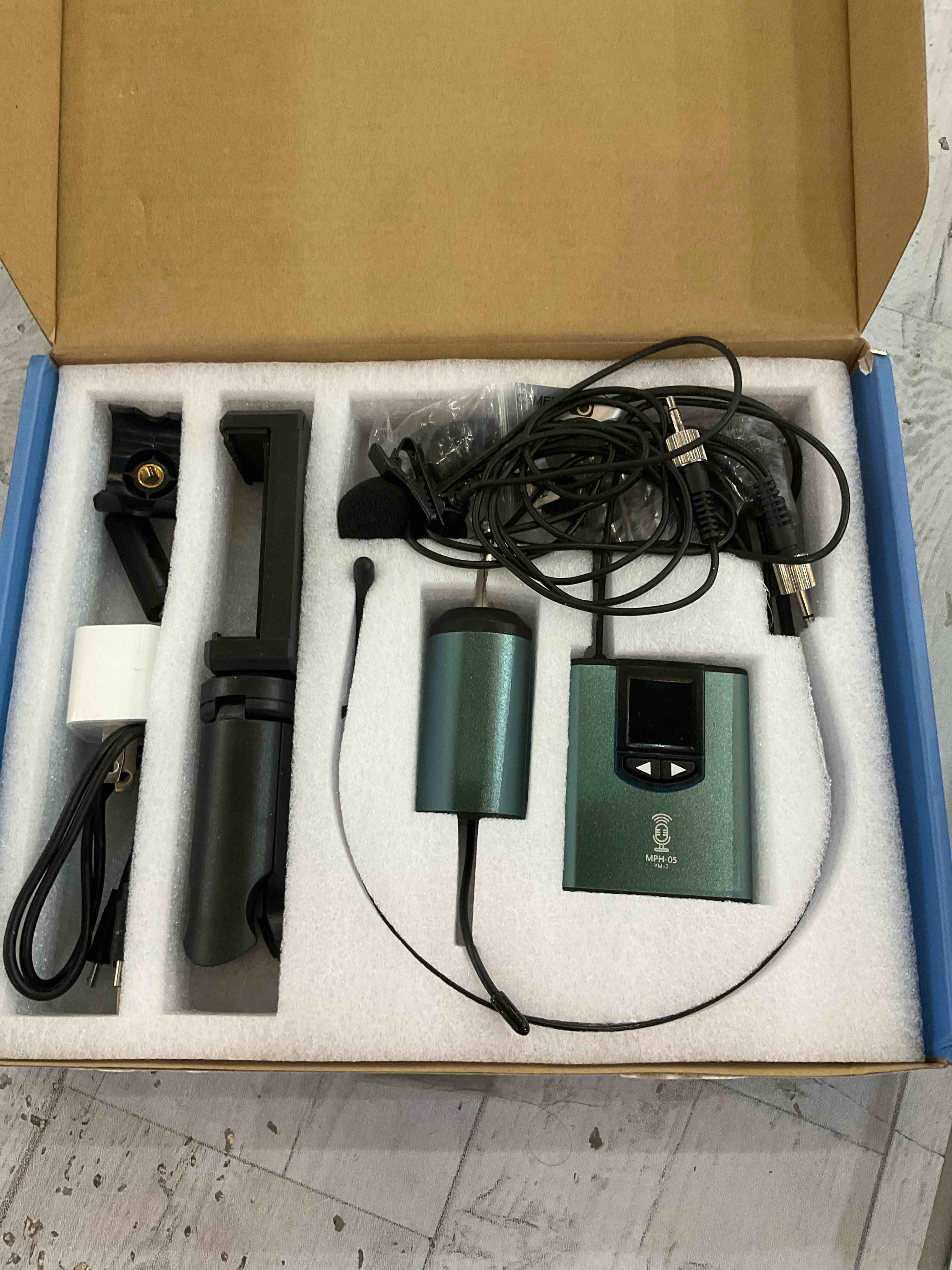 https://s3.amazonaws.com/lotting-images-prod/BargainHunt/EXS01267661_1710437485090.jpeg