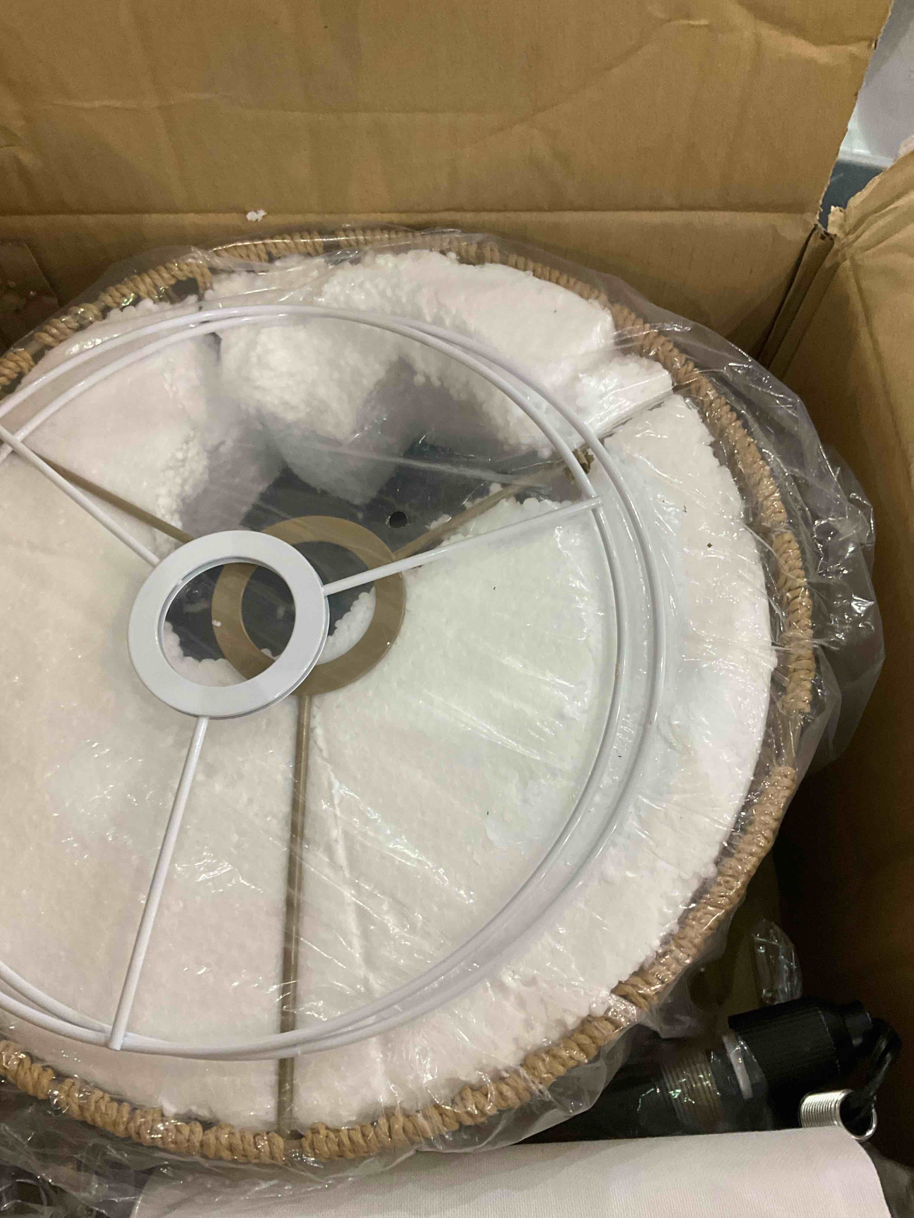 https://s3.amazonaws.com/lotting-images-prod/BargainHunt/EXS01267904_1710766246197.jpeg