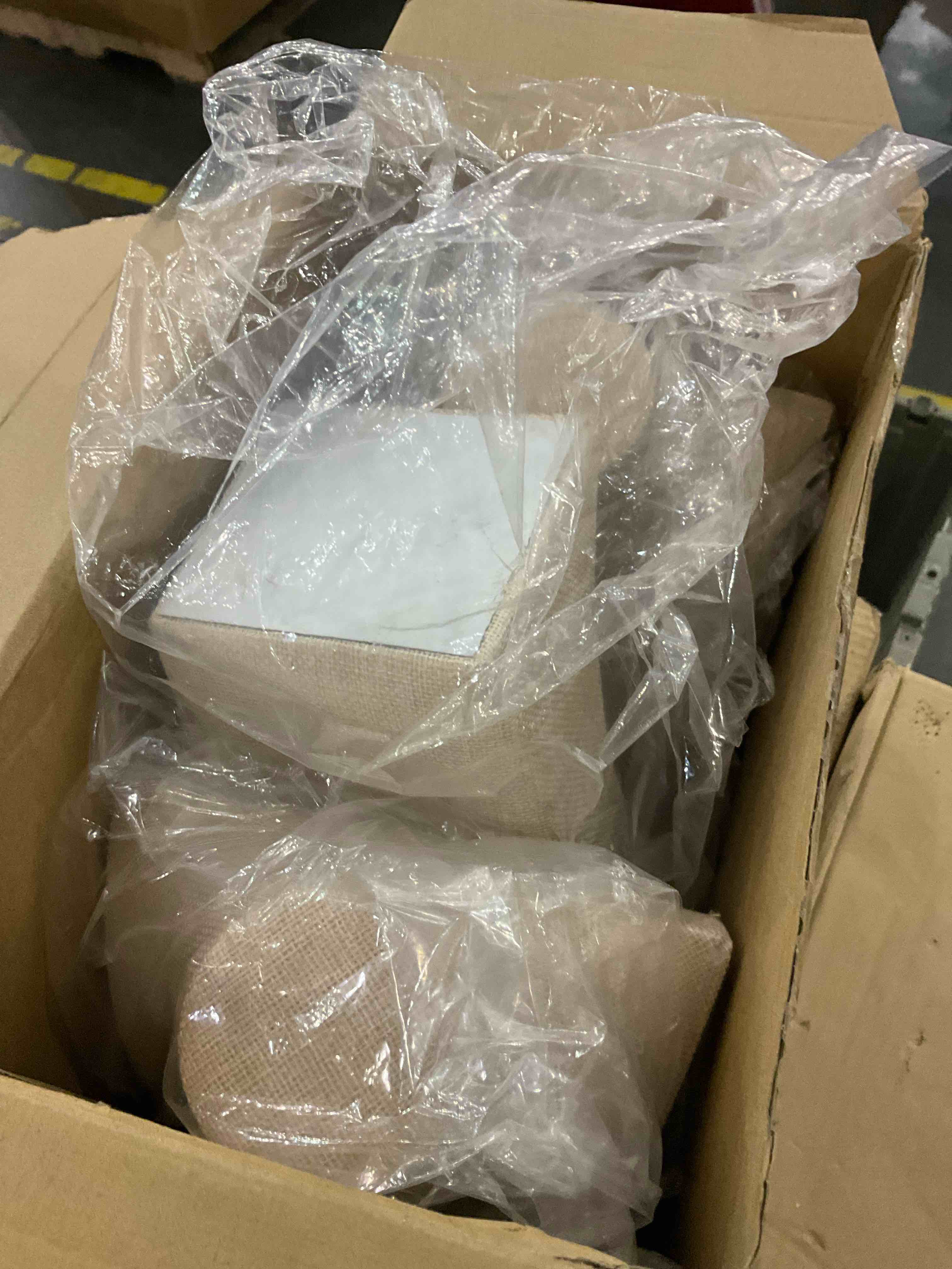 https://s3.amazonaws.com/lotting-images-prod/BargainHunt/EXS01269580_1711464635771.jpeg