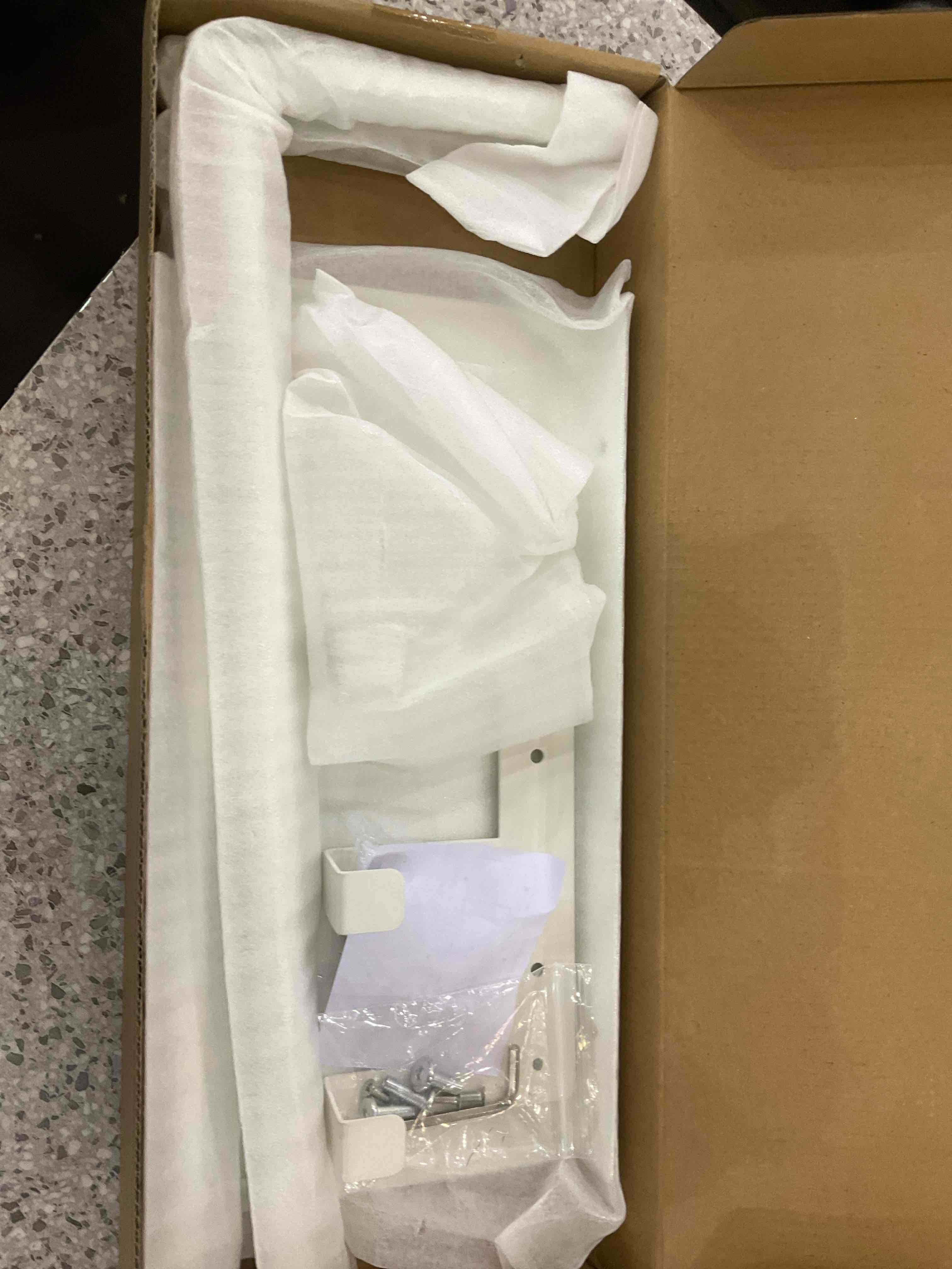 https://s3.amazonaws.com/lotting-images-prod/BargainHunt/EXS01270557_1711566039336.jpeg