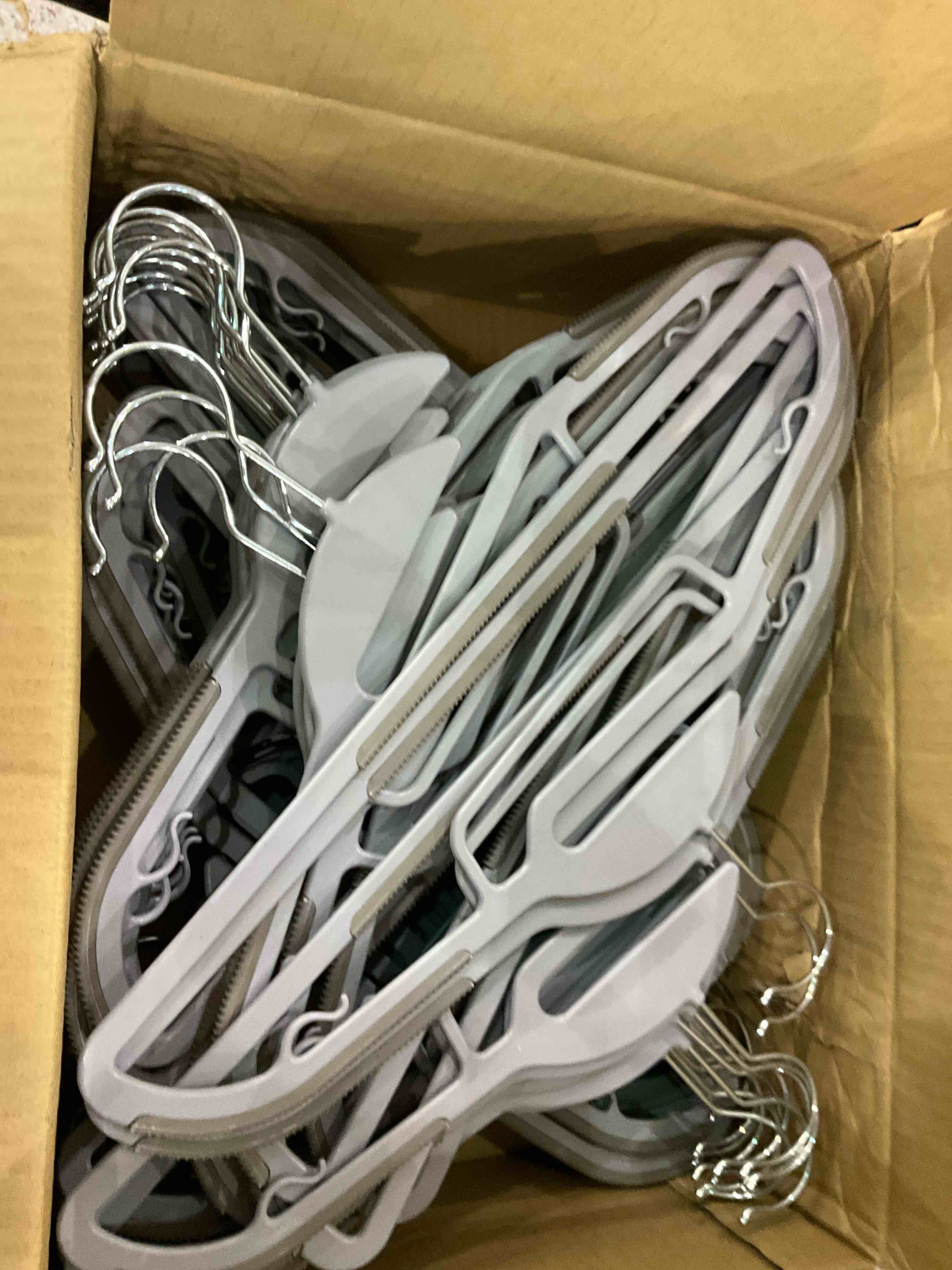 50 HEAVY DUTY plastic hangers