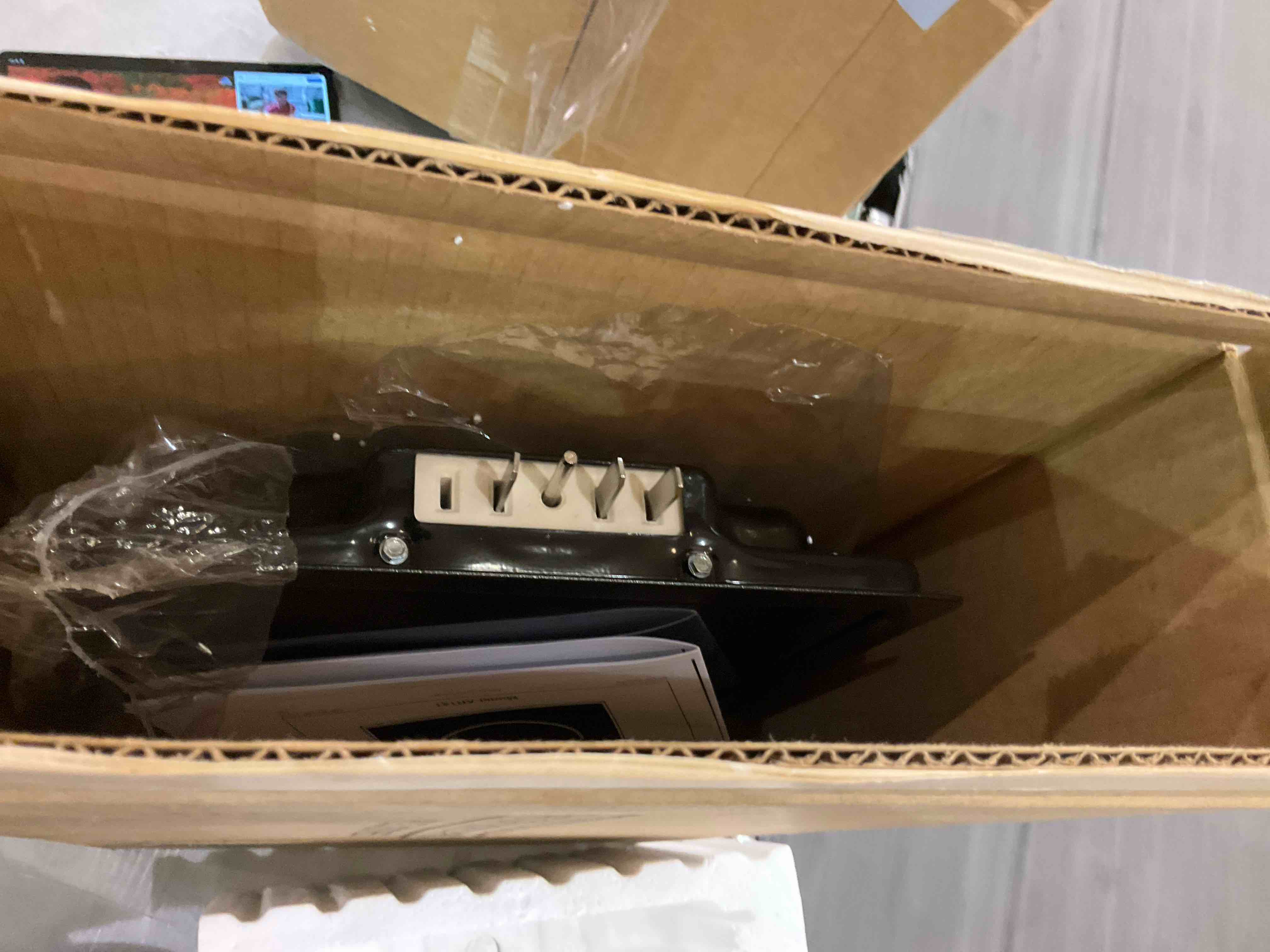 https://s3.amazonaws.com/lotting-images-prod/BargainHunt/EXS01273544_1711721027874.jpeg