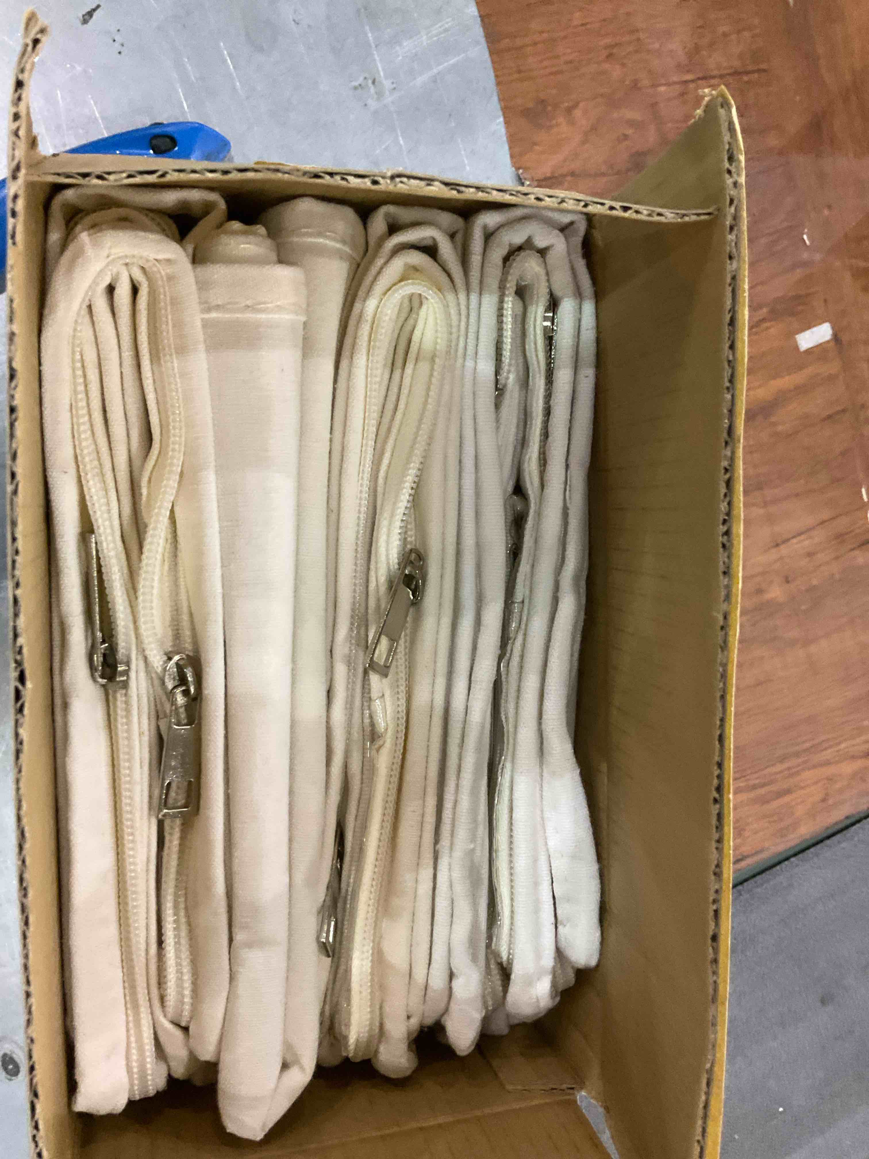https://s3.amazonaws.com/lotting-images-prod/BargainHunt/EXS01273986_1712317162869.jpeg