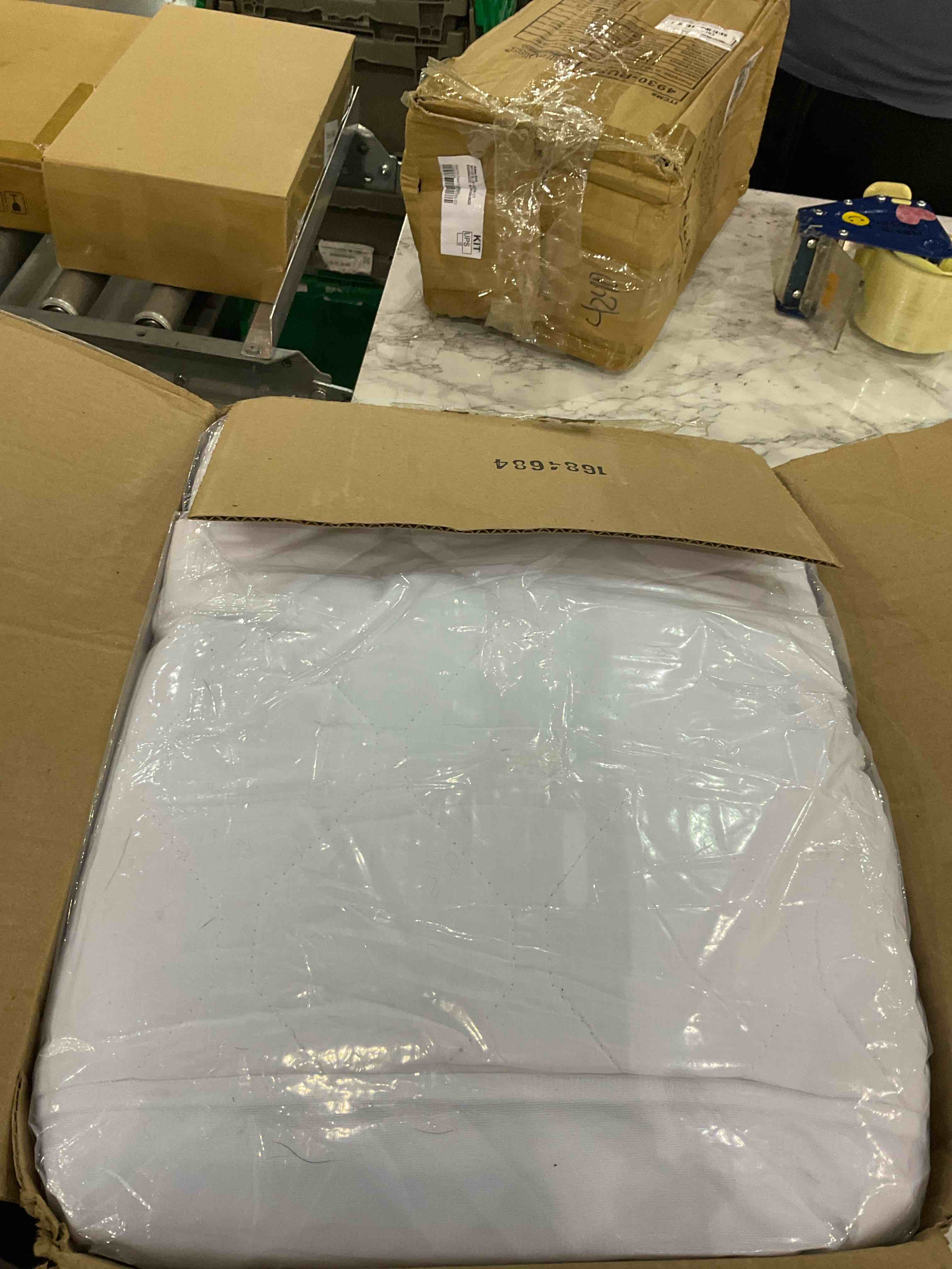 https://s3.amazonaws.com/lotting-images-prod/BargainHunt/EXS01274141_1711540088443.jpeg