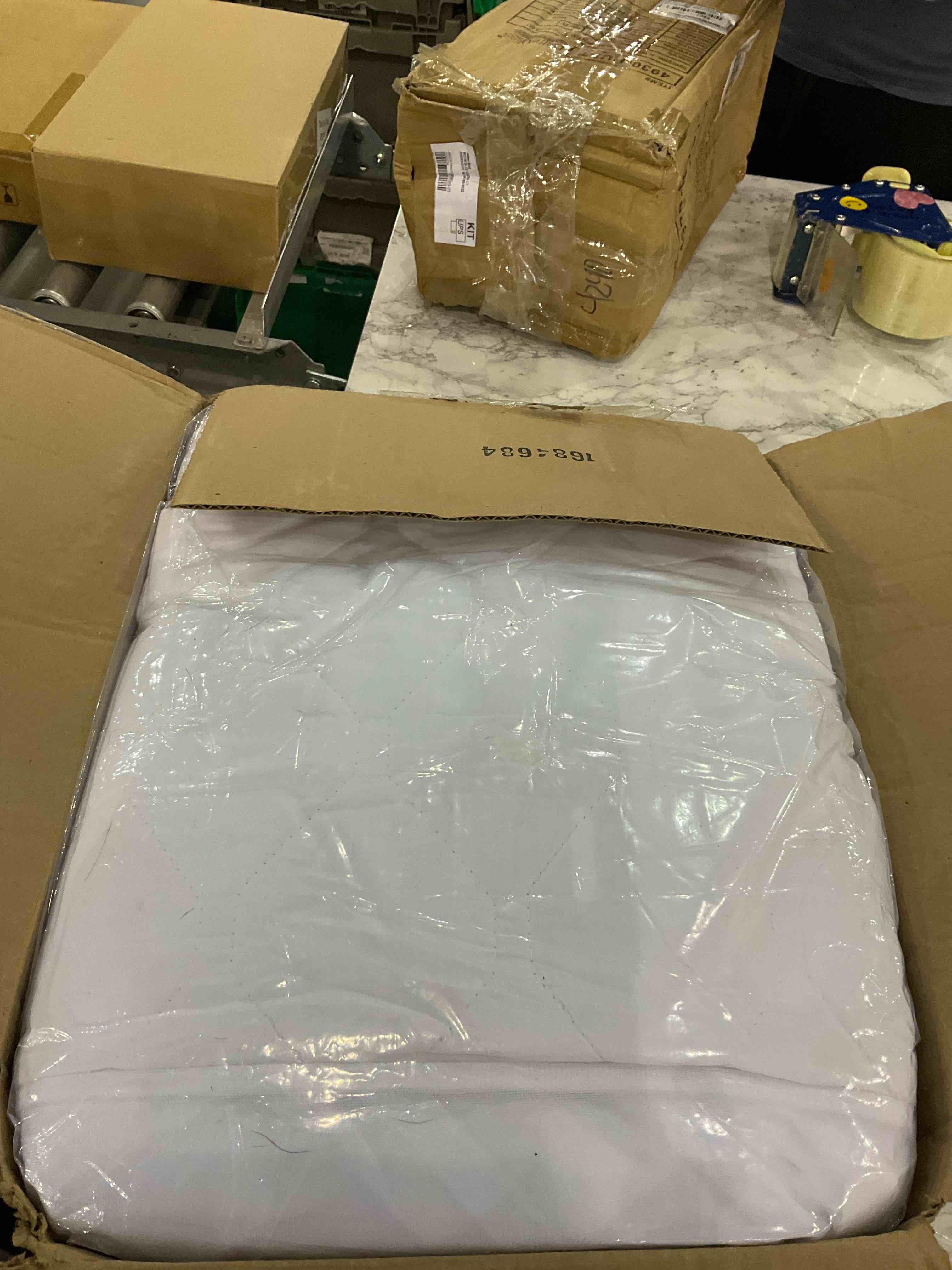 https://s3.amazonaws.com/lotting-images-prod/BargainHunt/EXS01274141_1711540089493.jpeg