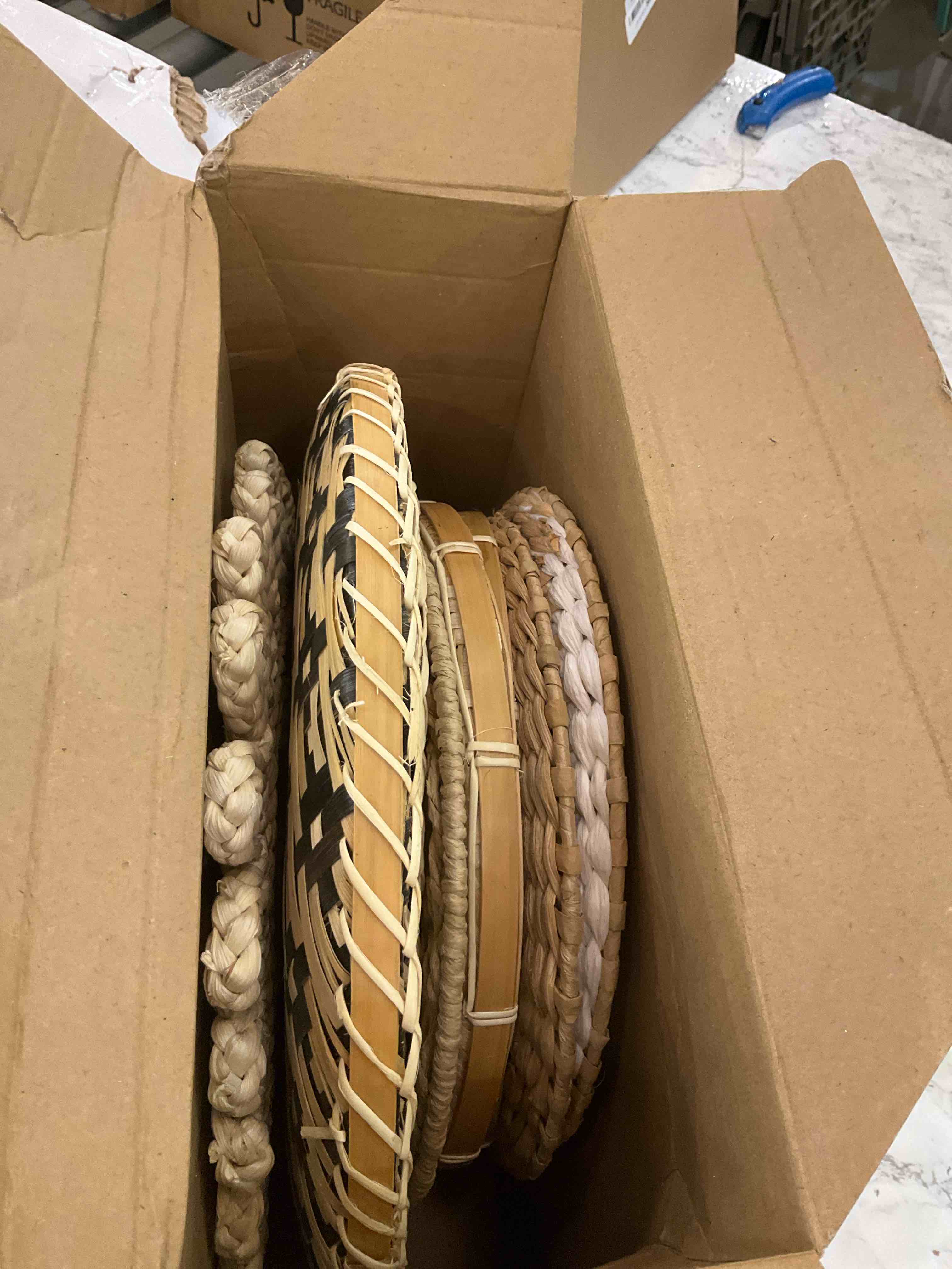 https://s3.amazonaws.com/lotting-images-prod/BargainHunt/EXS01274365_1711646863589.jpeg