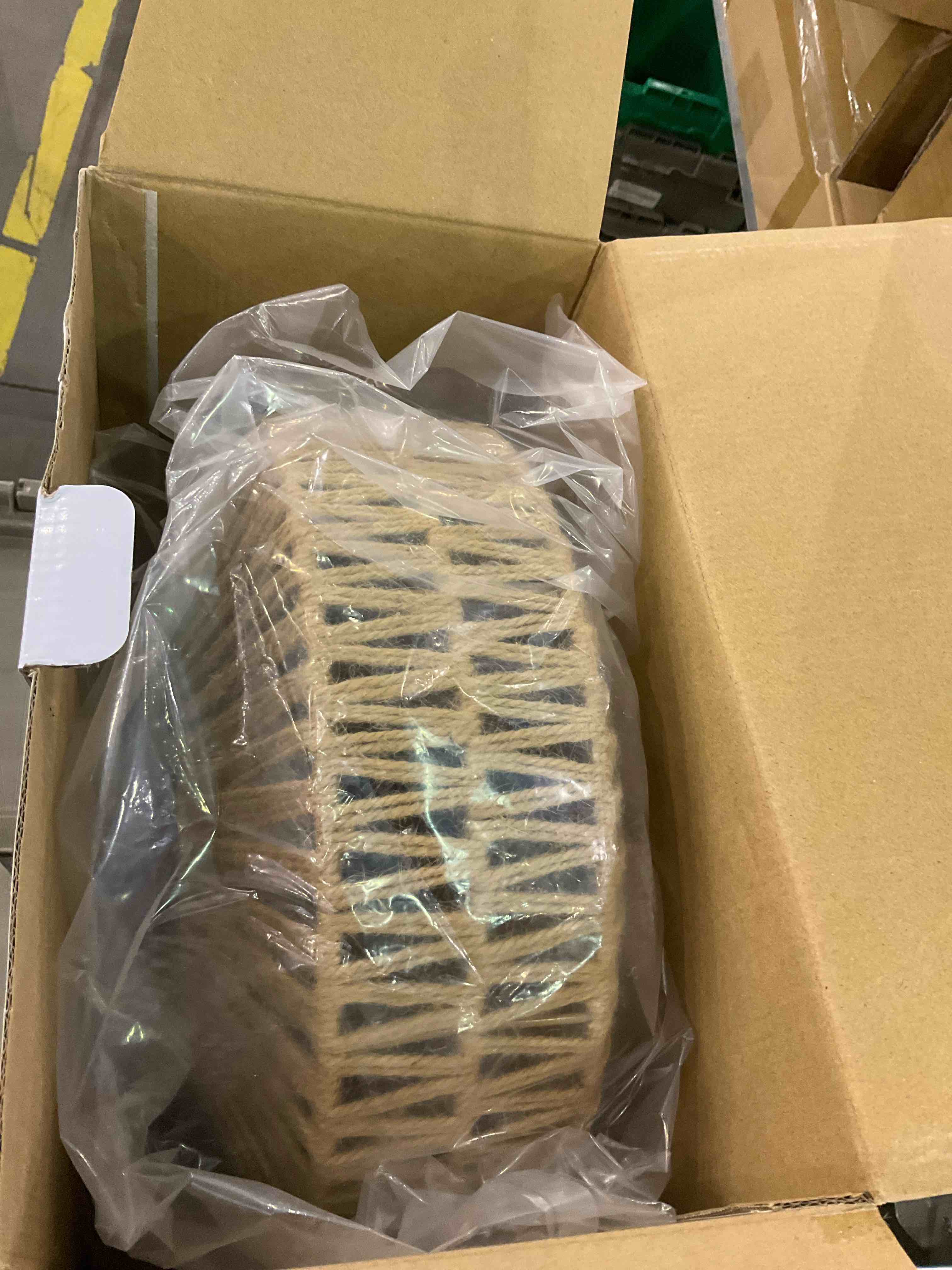 https://s3.amazonaws.com/lotting-images-prod/BargainHunt/EXS01274430_1711714320305.jpeg
