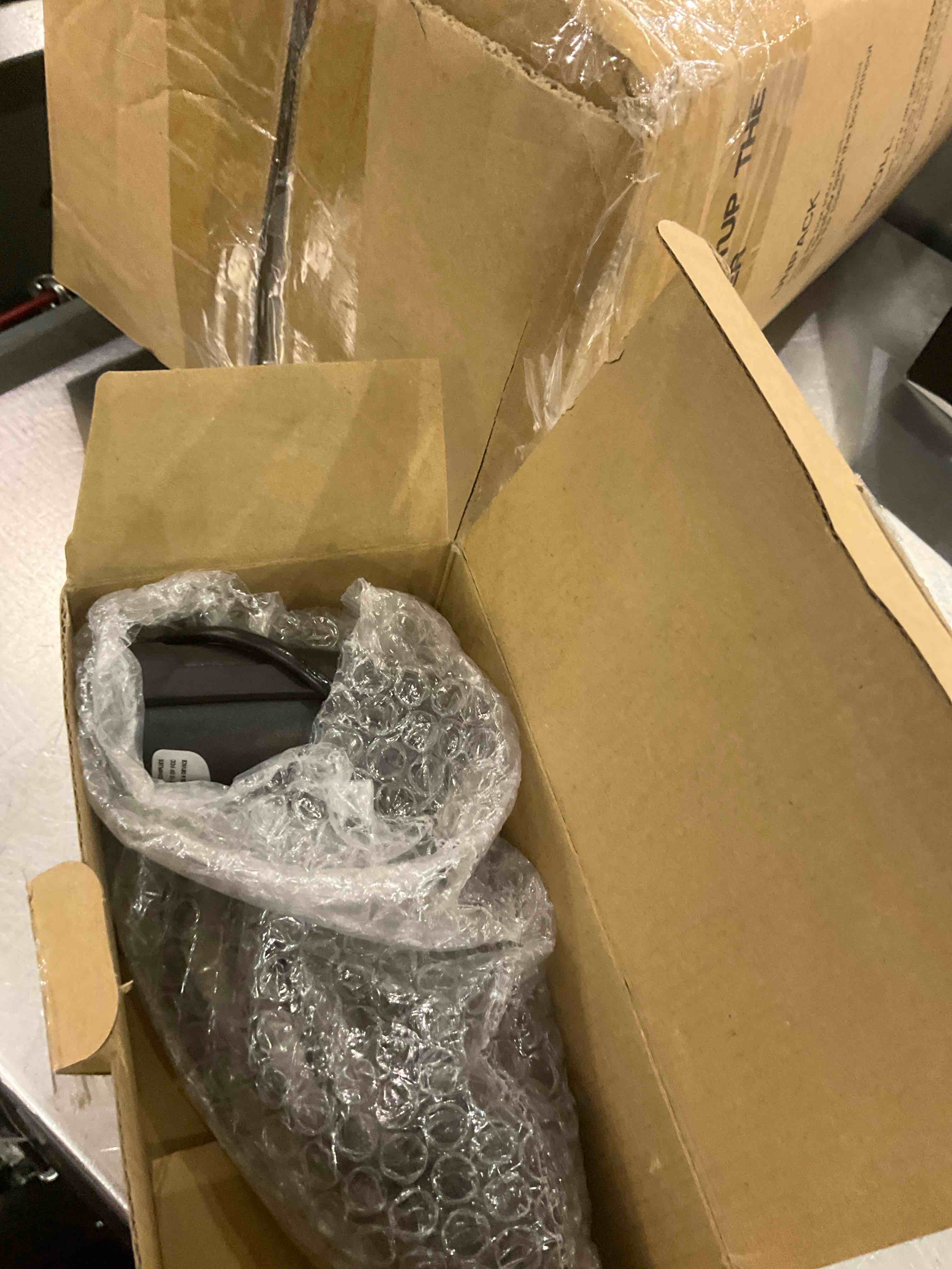 https://s3.amazonaws.com/lotting-images-prod/BargainHunt/EXS01274682_1711629674118.jpeg