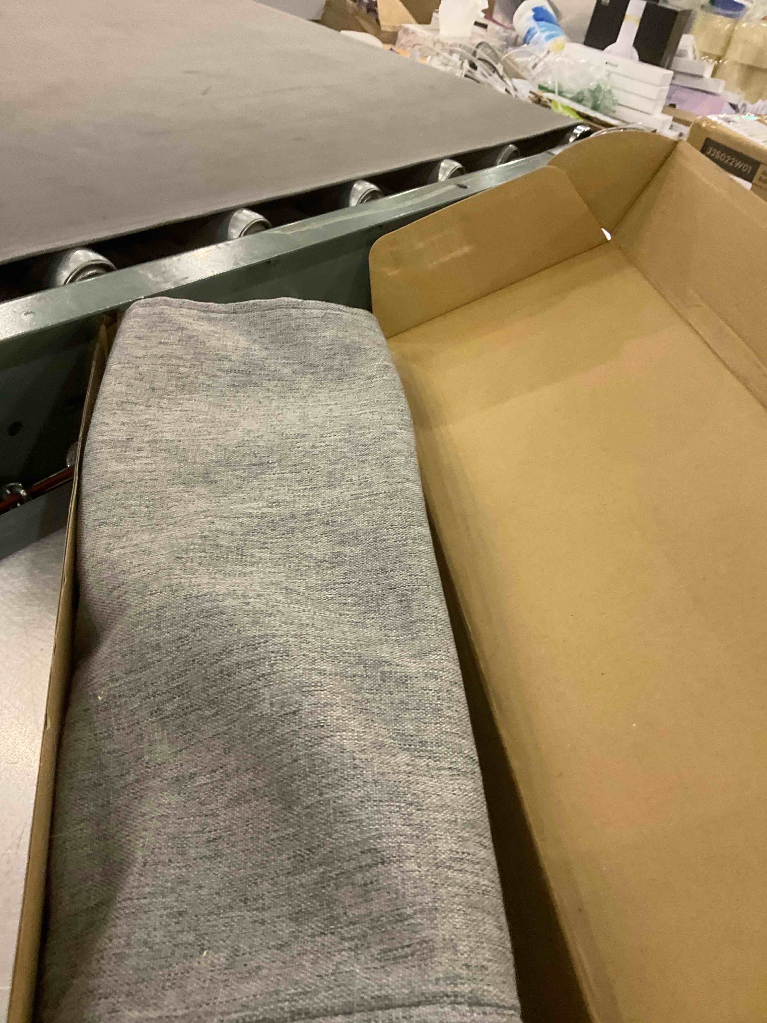 https://s3.amazonaws.com/lotting-images-prod/BargainHunt/EXS01274686_1711630037625.jpeg