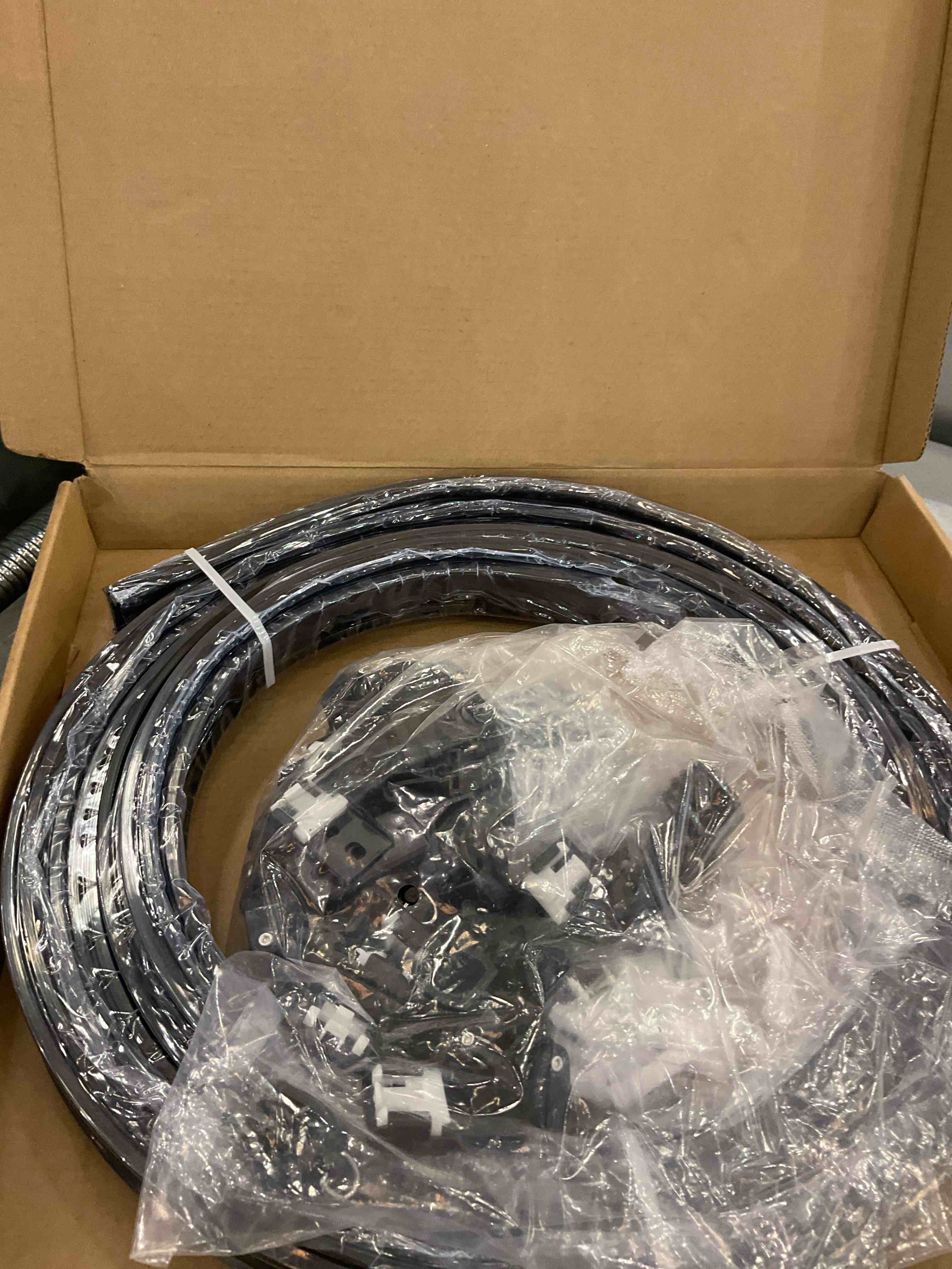 https://s3.amazonaws.com/lotting-images-prod/BargainHunt/EXS01274980_1711736807071.jpeg
