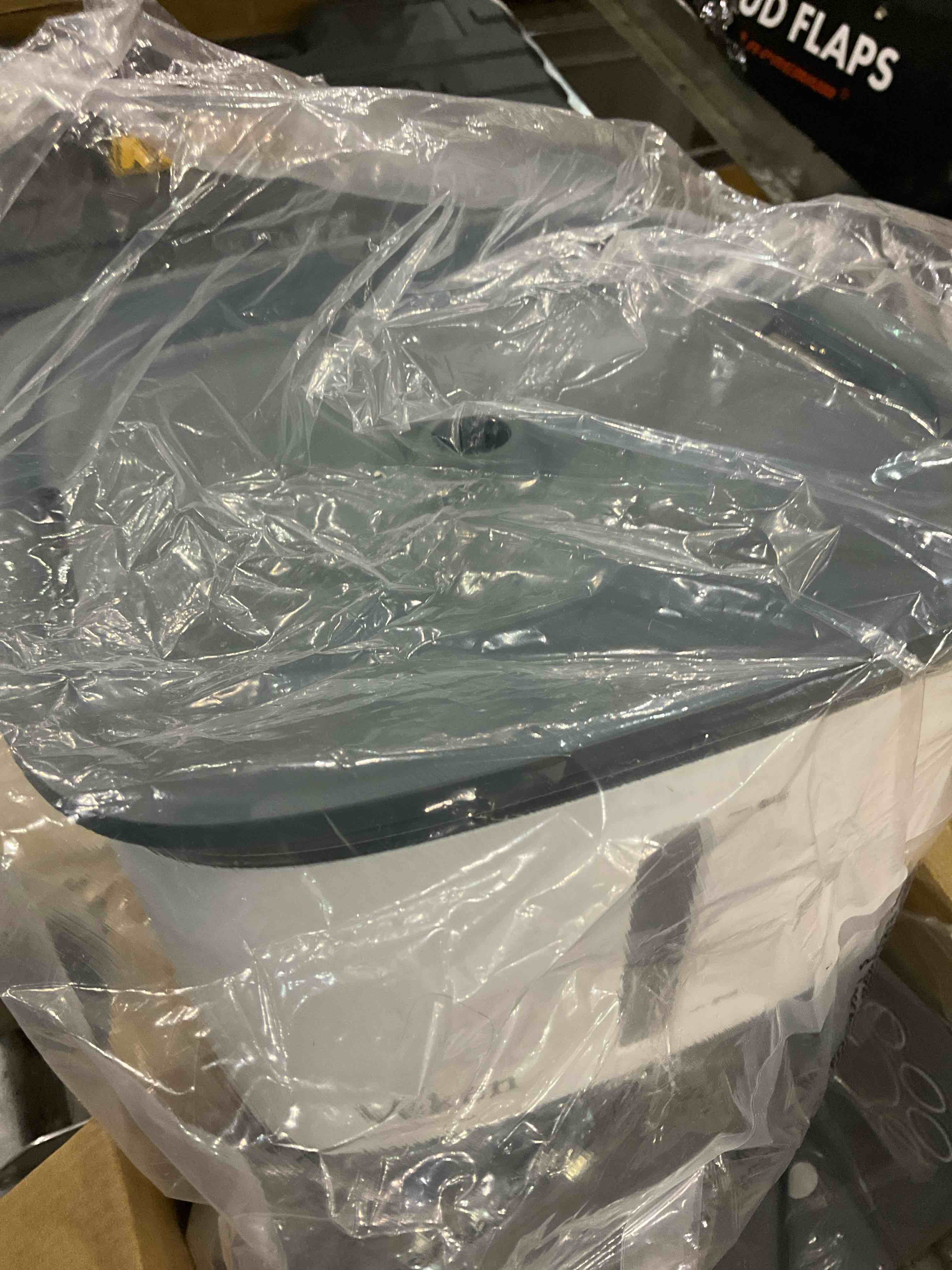 https://s3.amazonaws.com/lotting-images-prod/BargainHunt/EXS01276124_1715772368468.jpeg