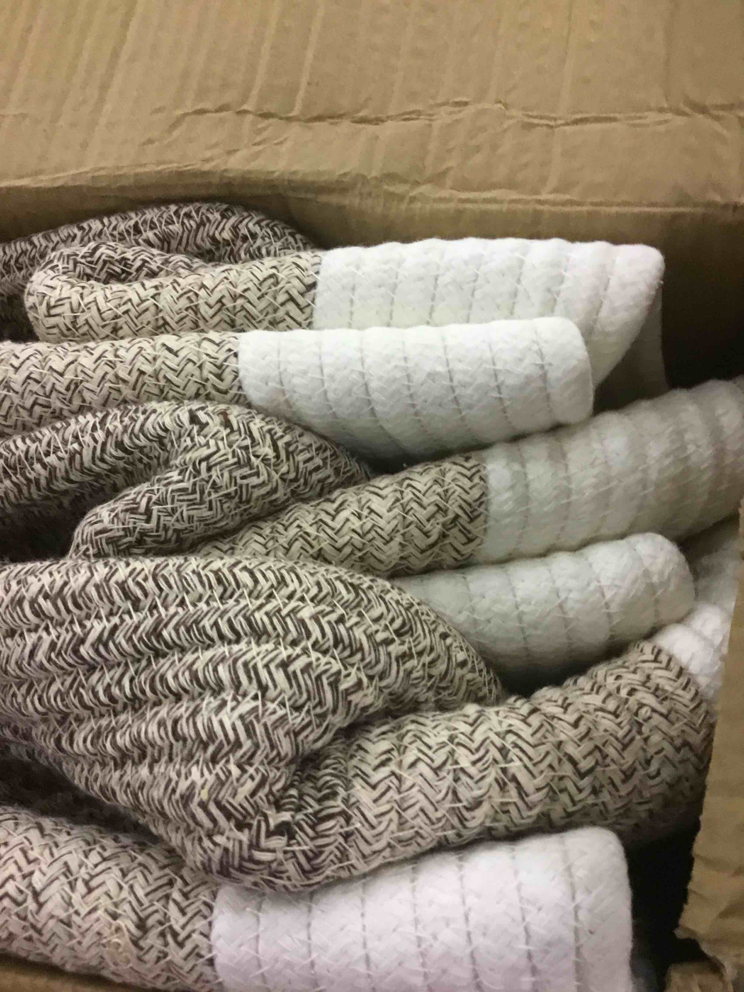 https://s3.amazonaws.com/lotting-images-prod/BargainHunt/EXS01276544_1711462795022.jpeg