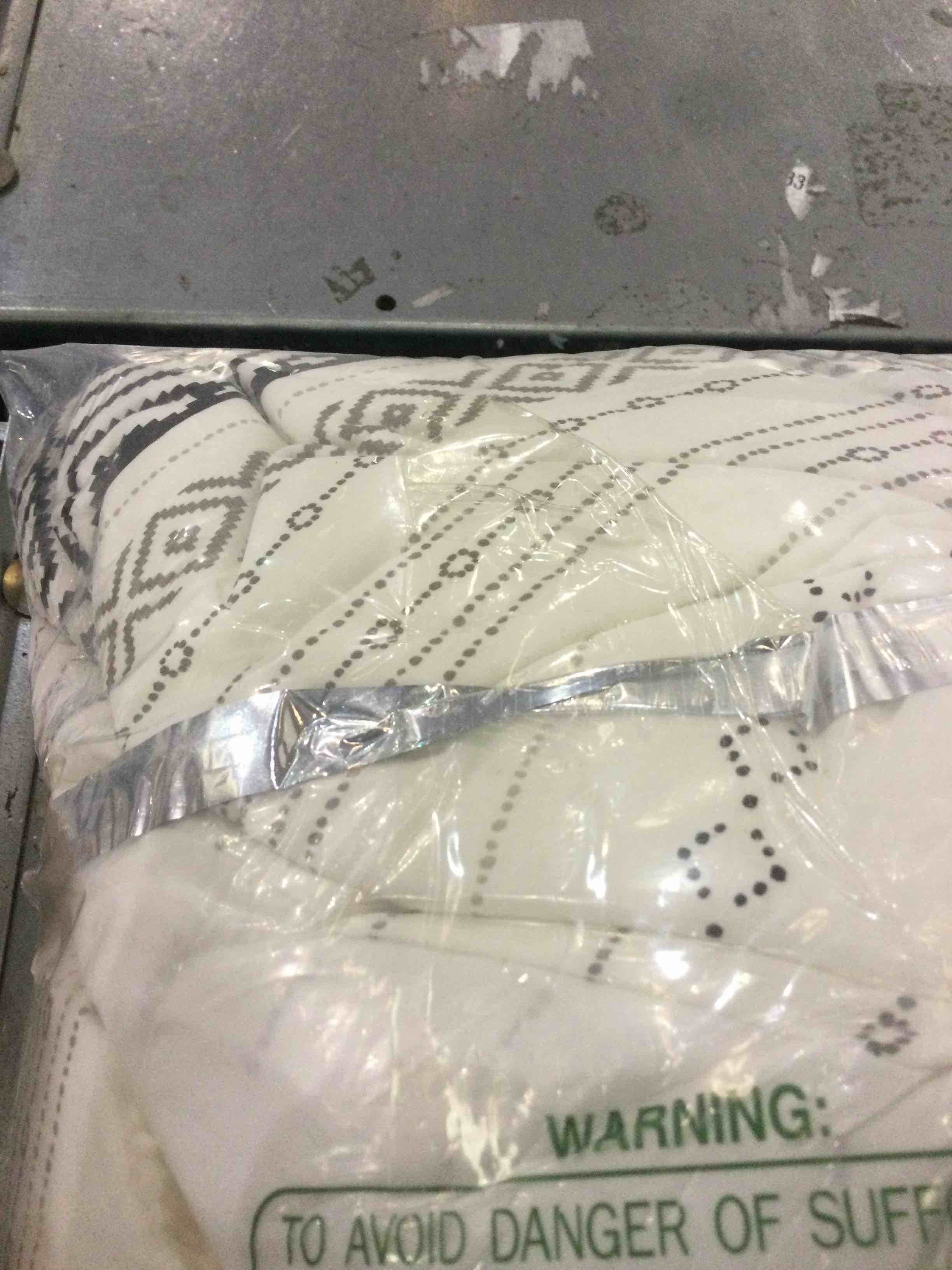 https://s3.amazonaws.com/lotting-images-prod/BargainHunt/EXS01276820_1712677184980.jpeg
