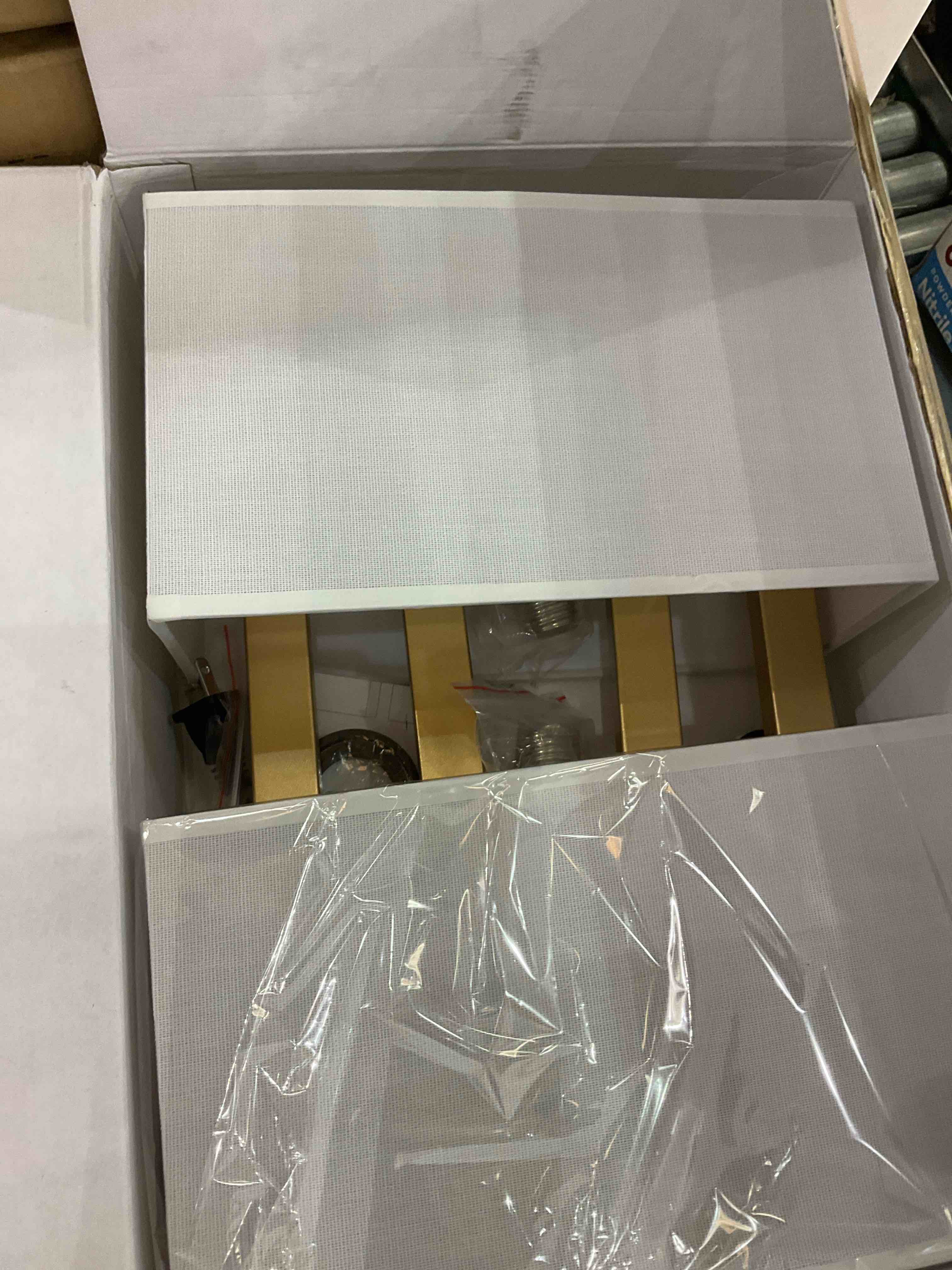 https://s3.amazonaws.com/lotting-images-prod/BargainHunt/EXS01277534_1712760110635.jpeg