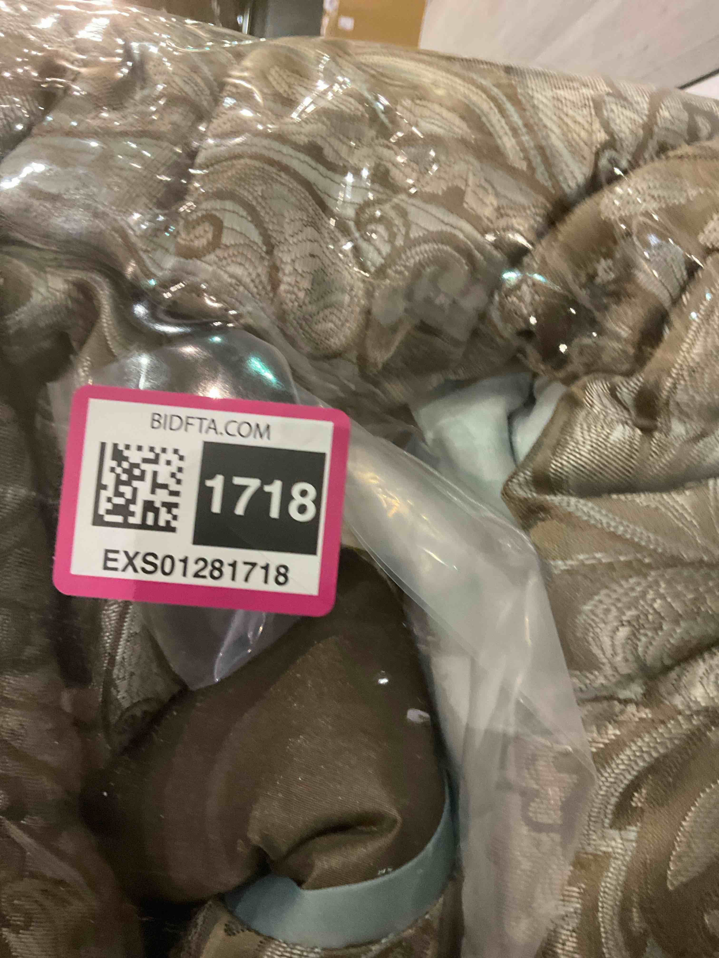 https://s3.amazonaws.com/lotting-images-prod/BargainHunt/EXS01281718_1712749517506.jpeg