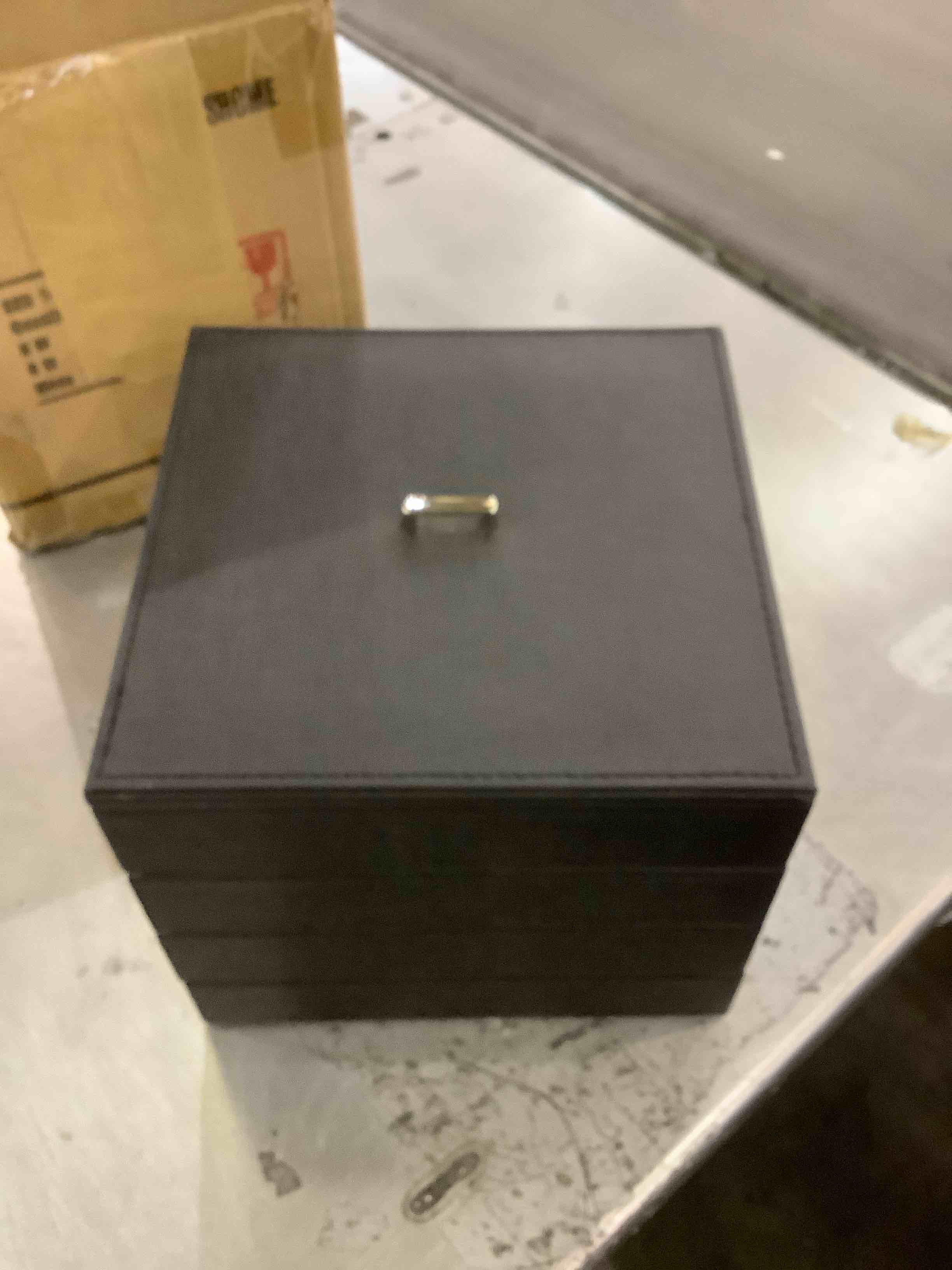 https://s3.amazonaws.com/lotting-images-prod/BargainHunt/EXS01281786_1713548909139.jpeg