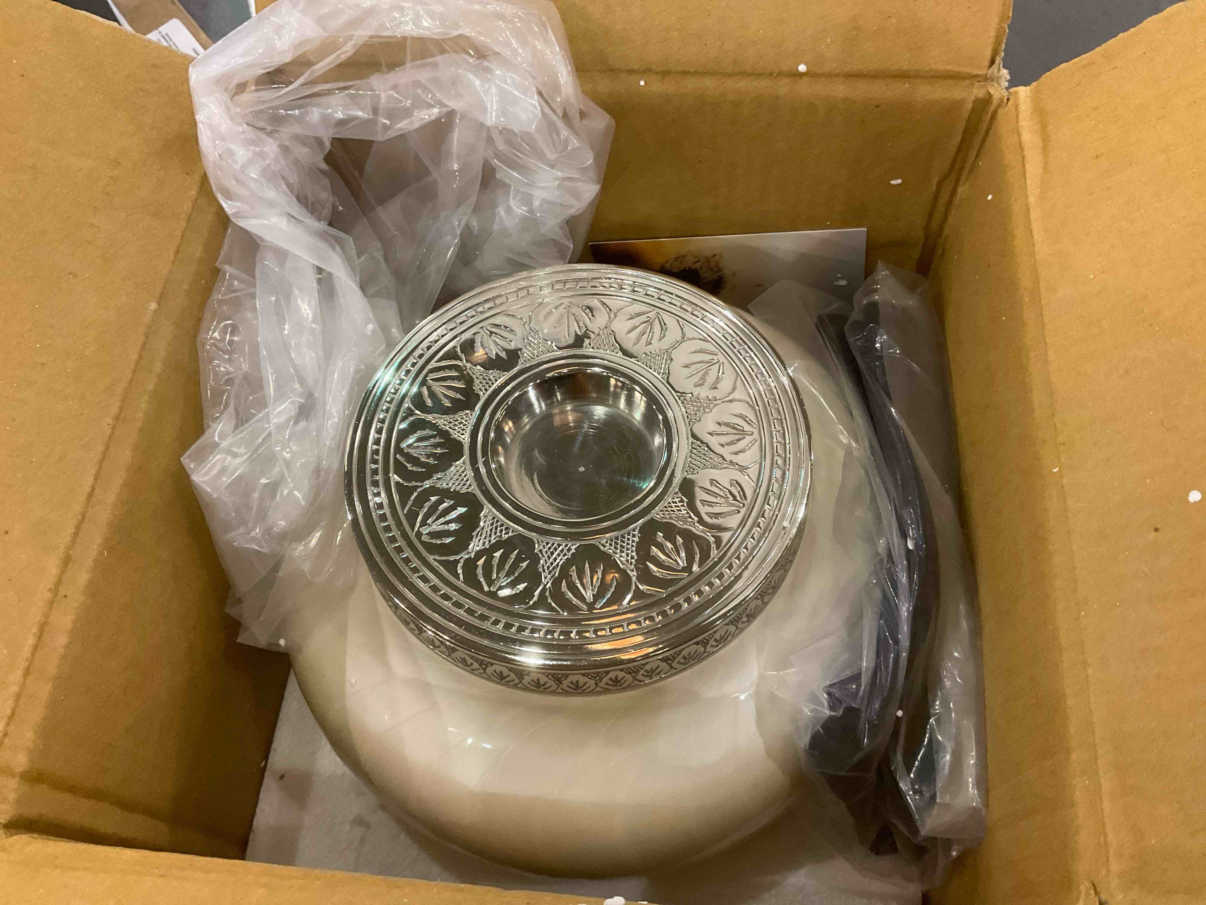 https://s3.amazonaws.com/lotting-images-prod/BargainHunt/EXS01282134_1715868443795.jpeg