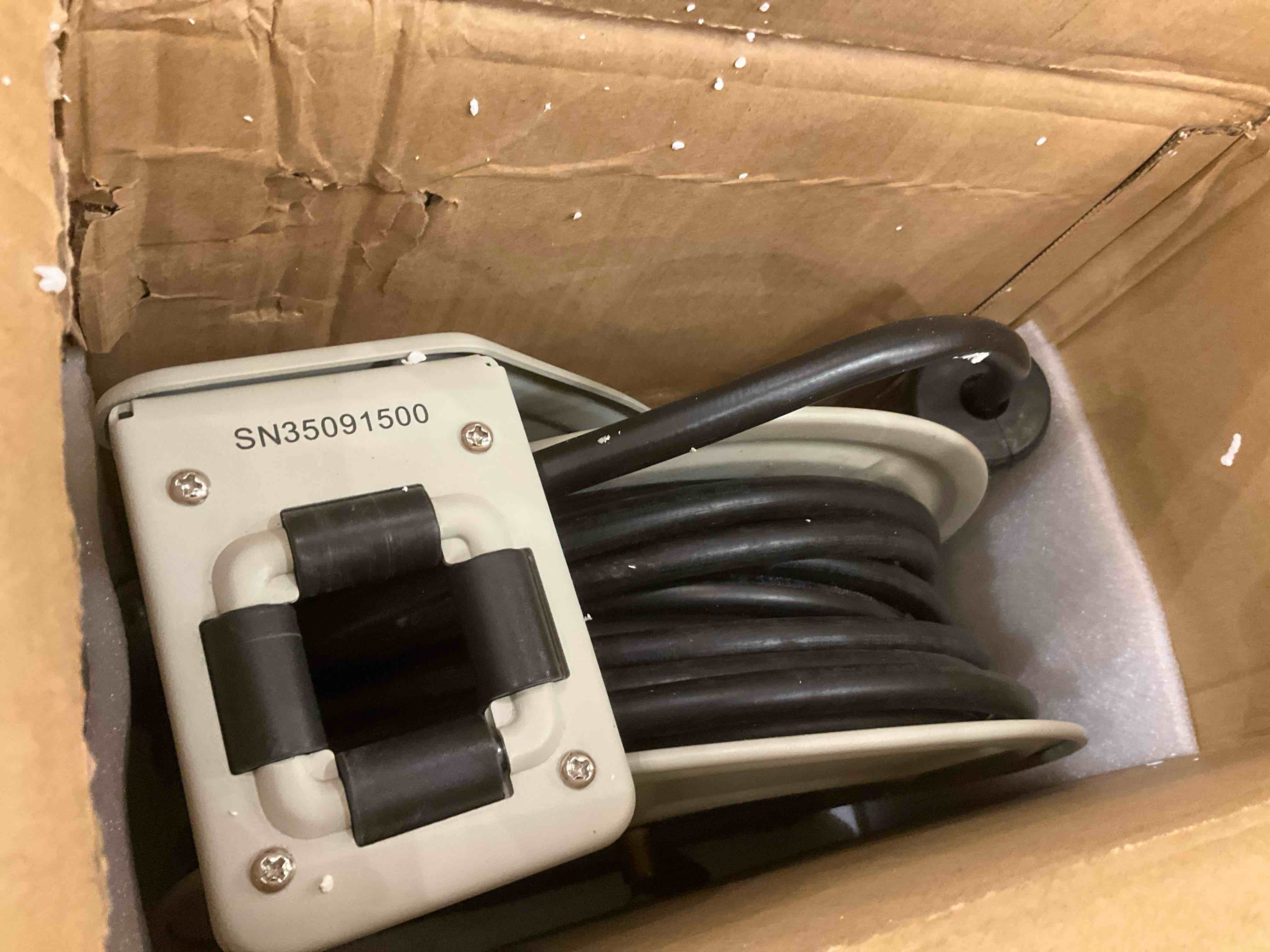 https://s3.amazonaws.com/lotting-images-prod/BargainHunt/EXS01282234_1715885338165.jpeg