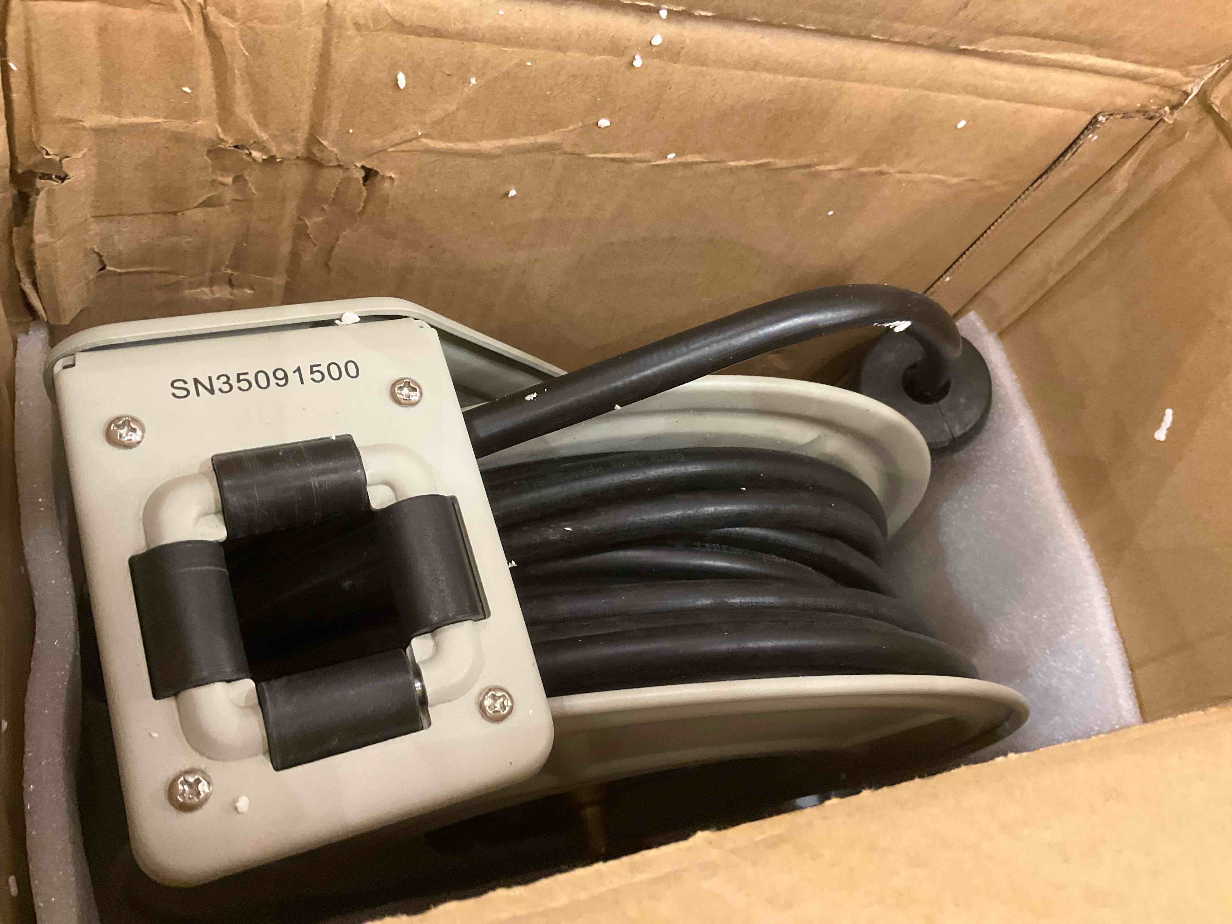 https://s3.amazonaws.com/lotting-images-prod/BargainHunt/EXS01282234_1715885339892.jpeg