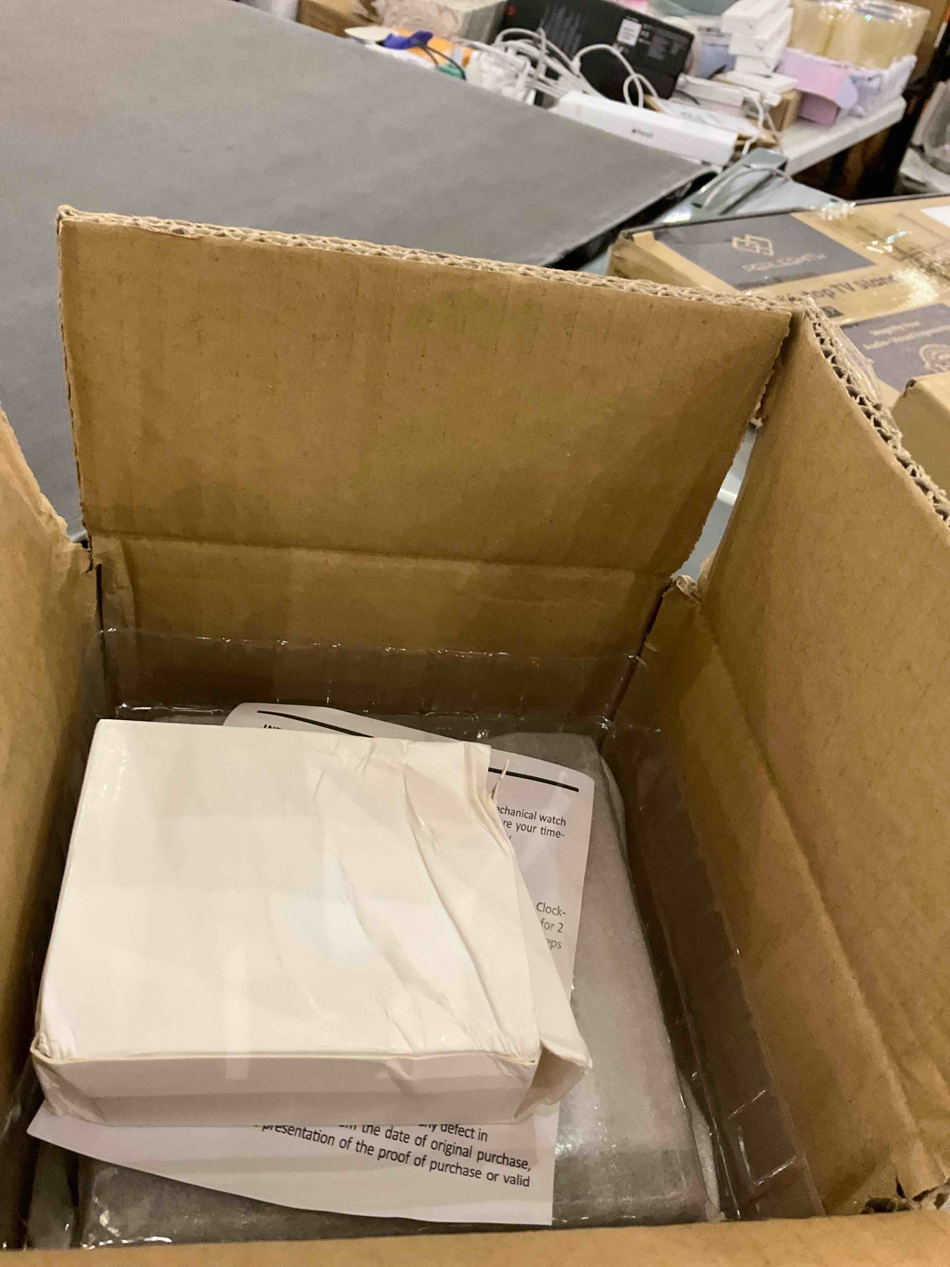 https://s3.amazonaws.com/lotting-images-prod/BargainHunt/EXS01282615_1712169704824.jpeg