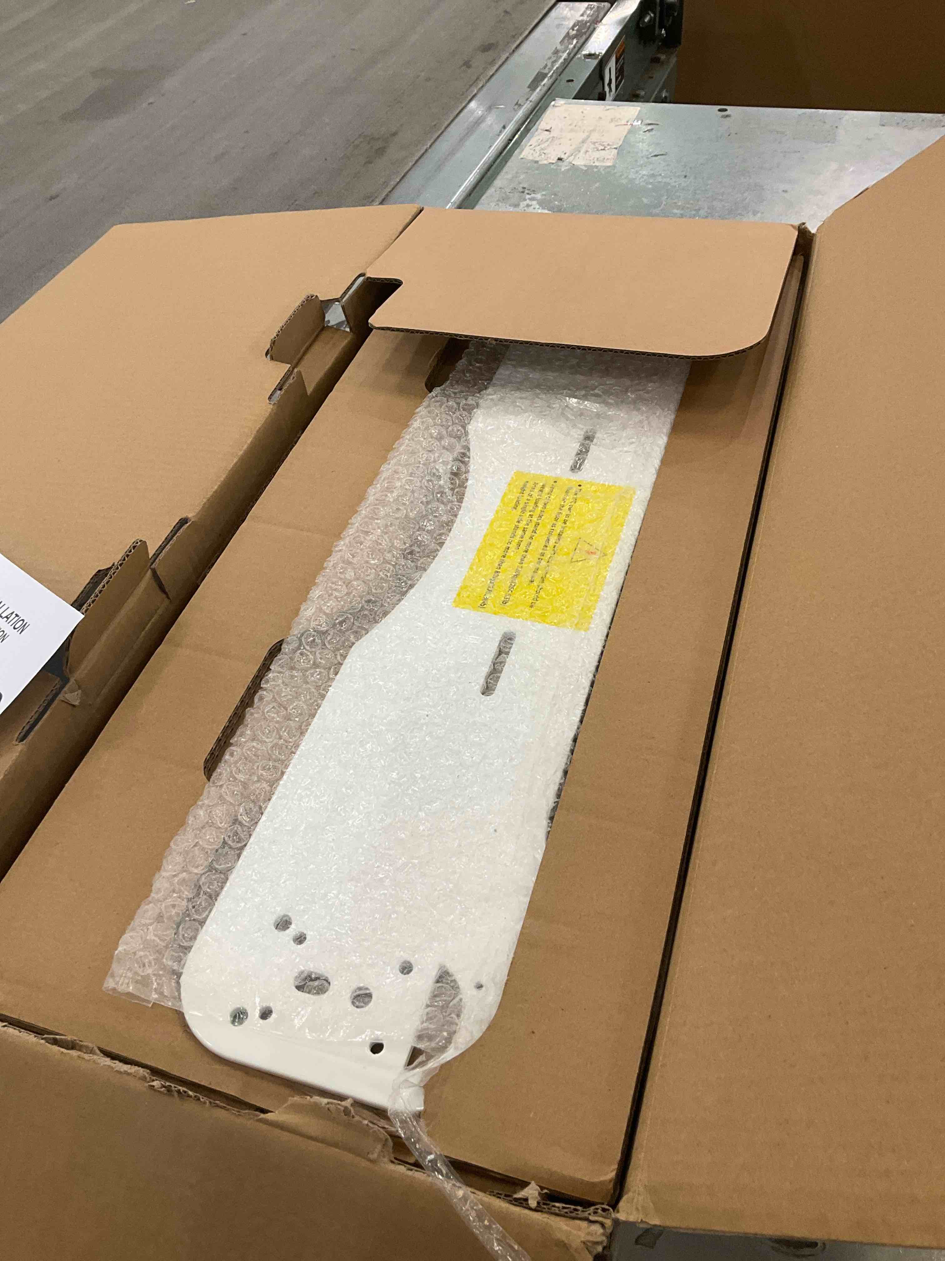 https://s3.amazonaws.com/lotting-images-prod/BargainHunt/EXS01283055_1712596571369.jpeg