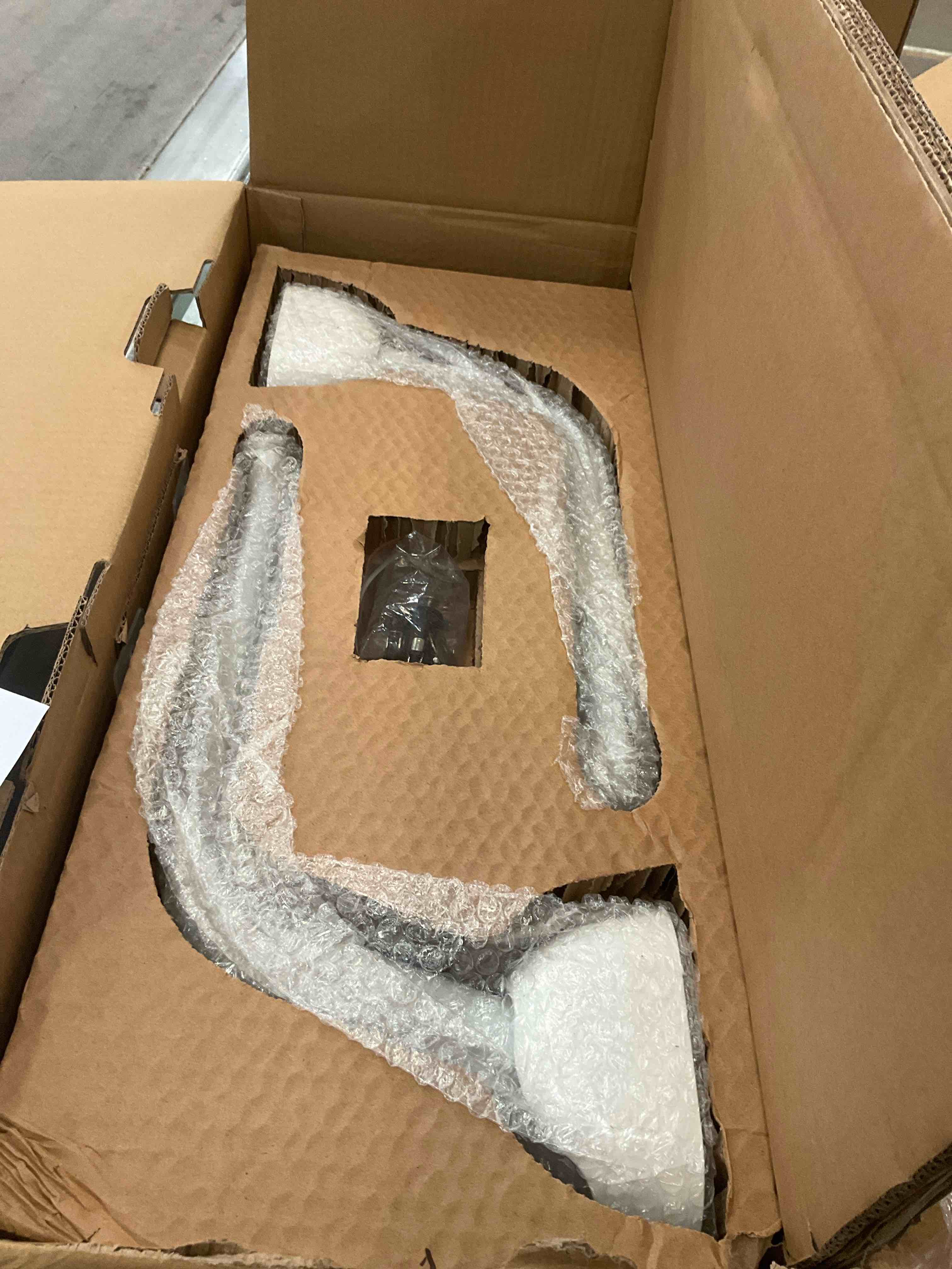 https://s3.amazonaws.com/lotting-images-prod/BargainHunt/EXS01283055_1712596574430.jpeg