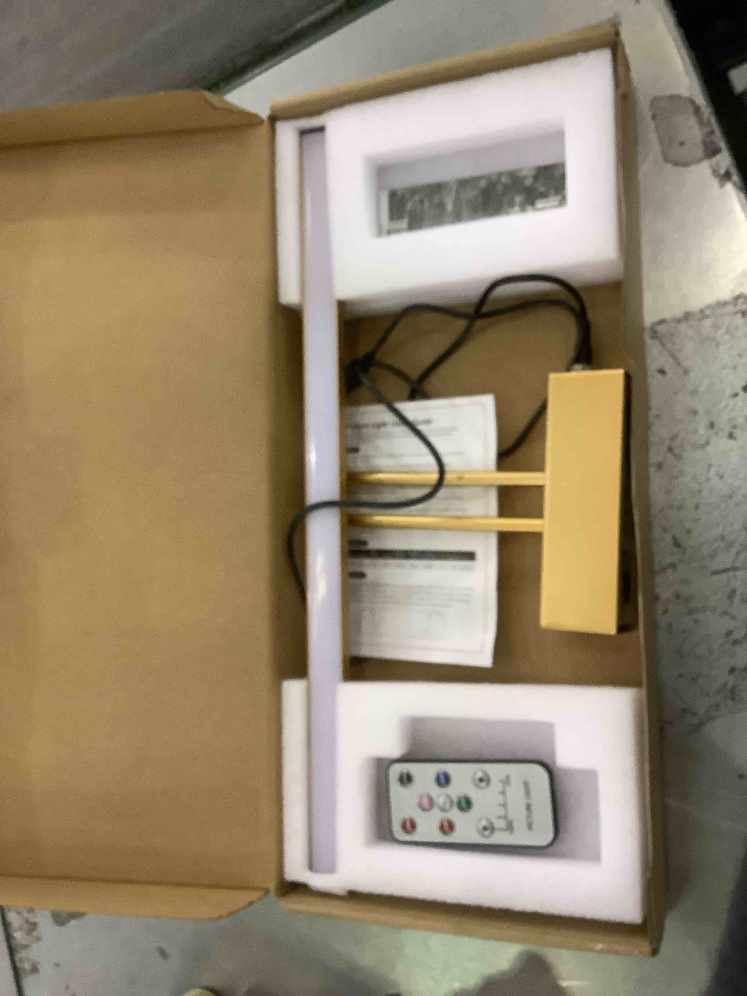 https://s3.amazonaws.com/lotting-images-prod/BargainHunt/EXS01283792_1712682509491.jpeg