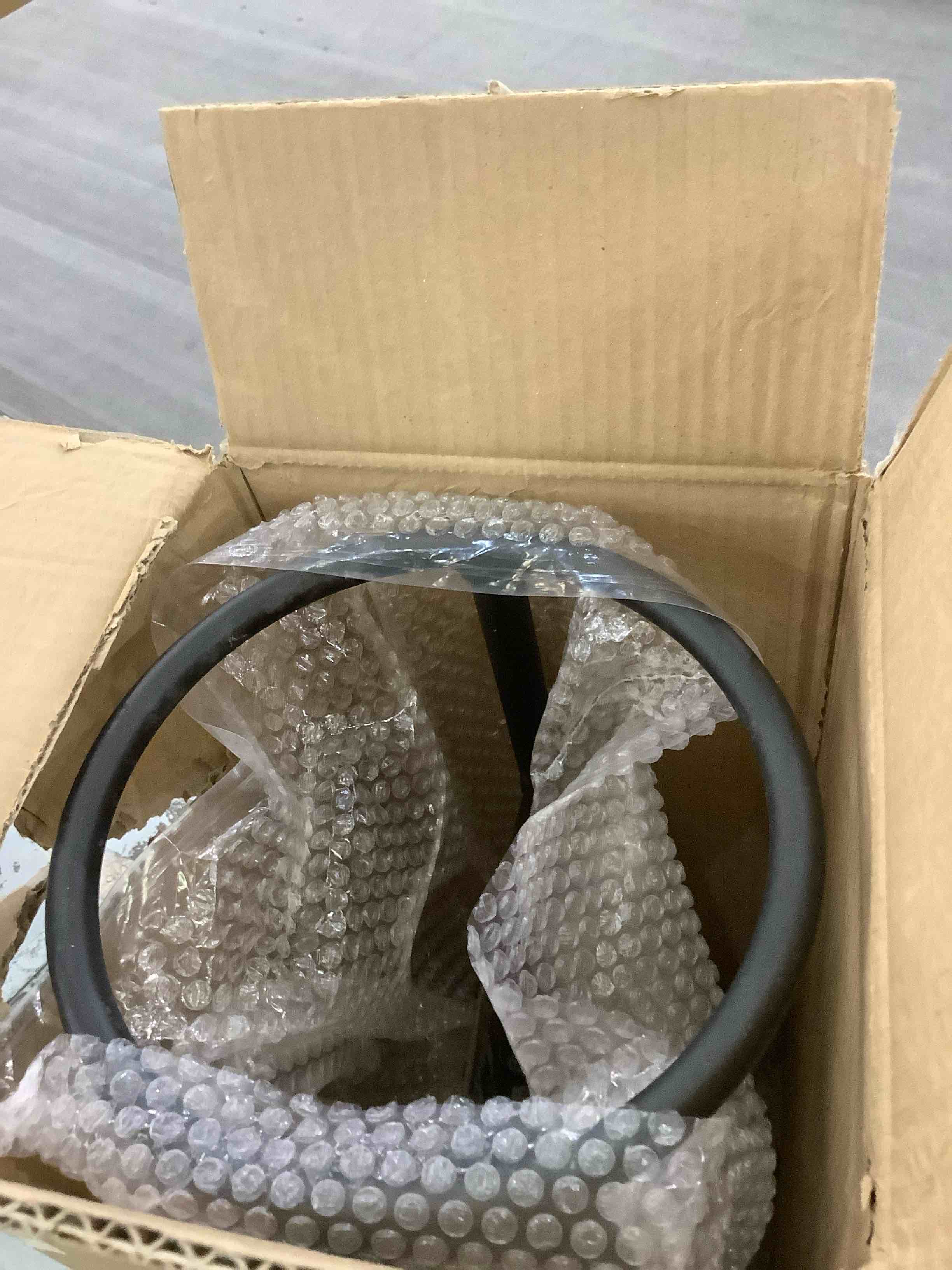 https://s3.amazonaws.com/lotting-images-prod/BargainHunt/EXS01283794_1712682719117.jpeg