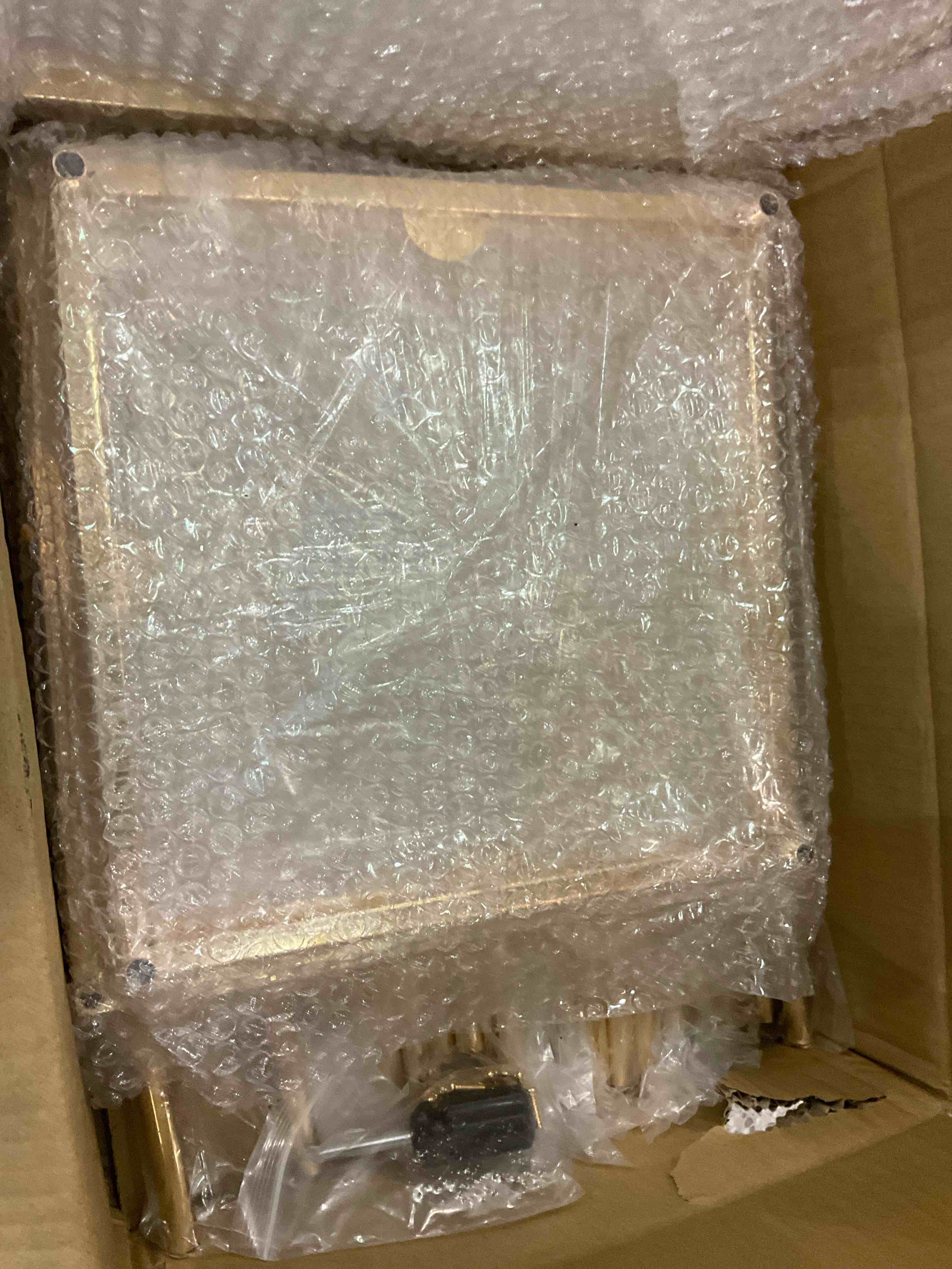 https://s3.amazonaws.com/lotting-images-prod/BargainHunt/EXS01284063_1712682339123.jpeg