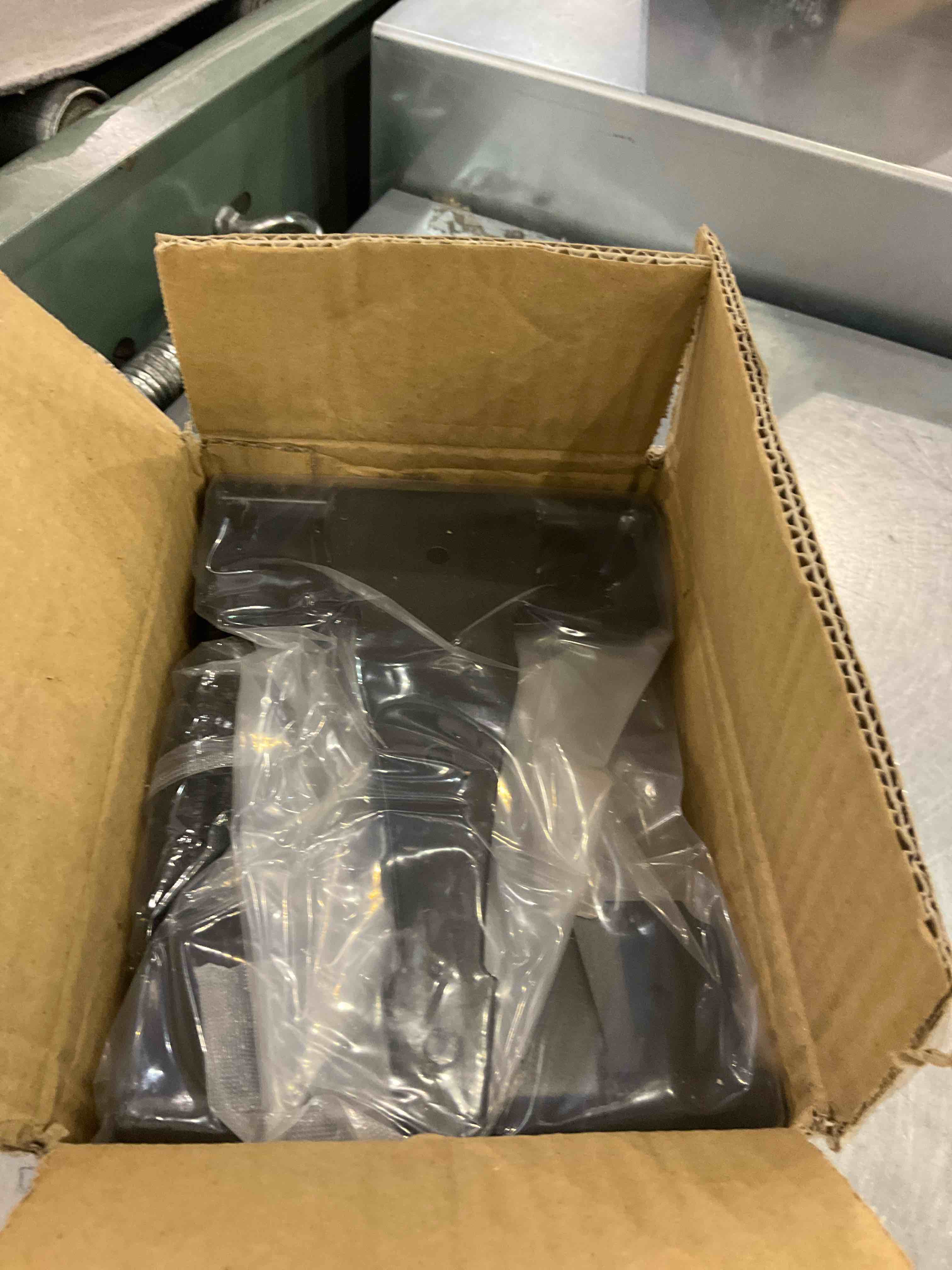 https://s3.amazonaws.com/lotting-images-prod/BargainHunt/EXS01284726_1713270054905.jpeg
