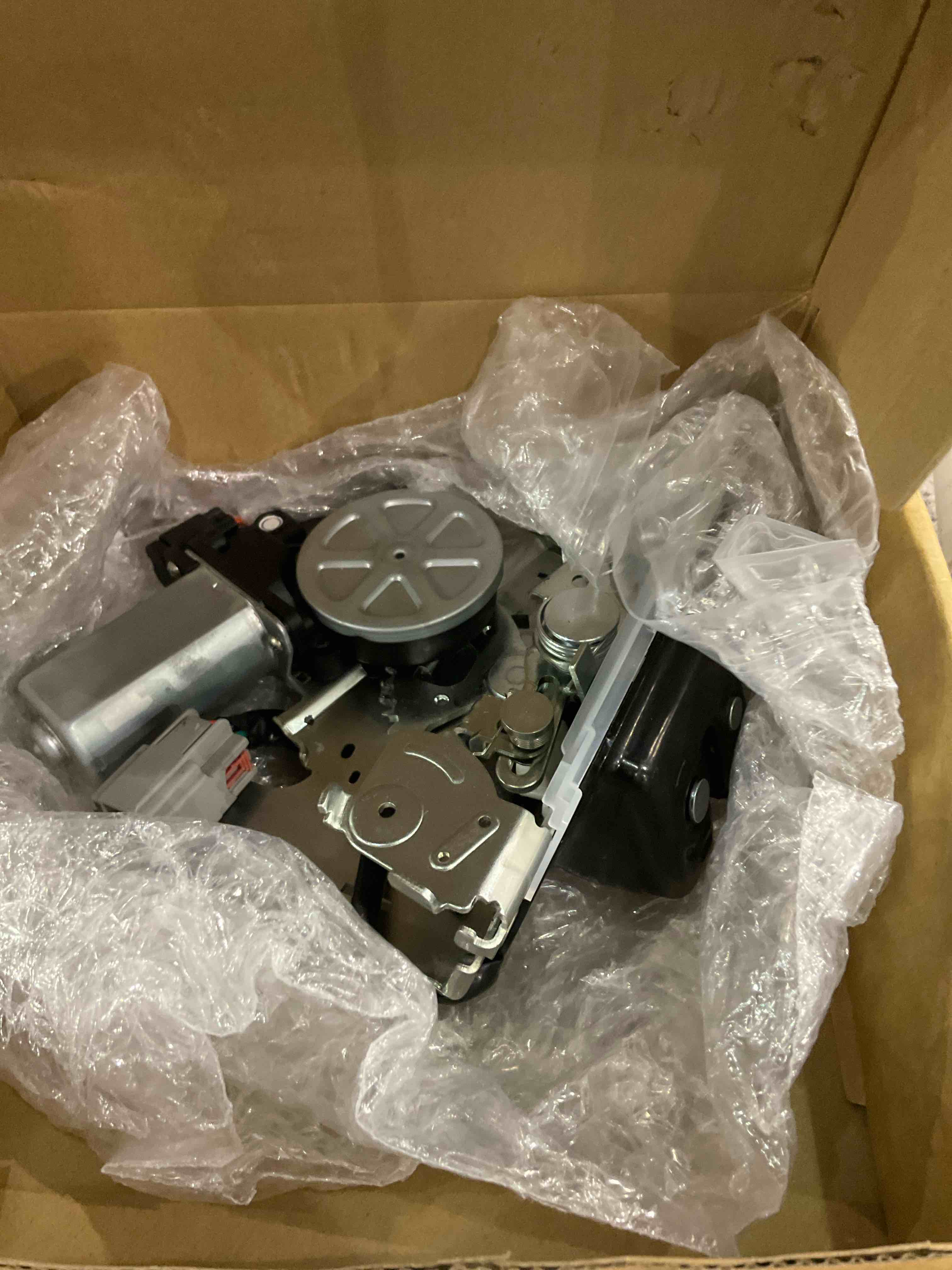 https://s3.amazonaws.com/lotting-images-prod/BargainHunt/EXS01285345_1713358269464.jpeg