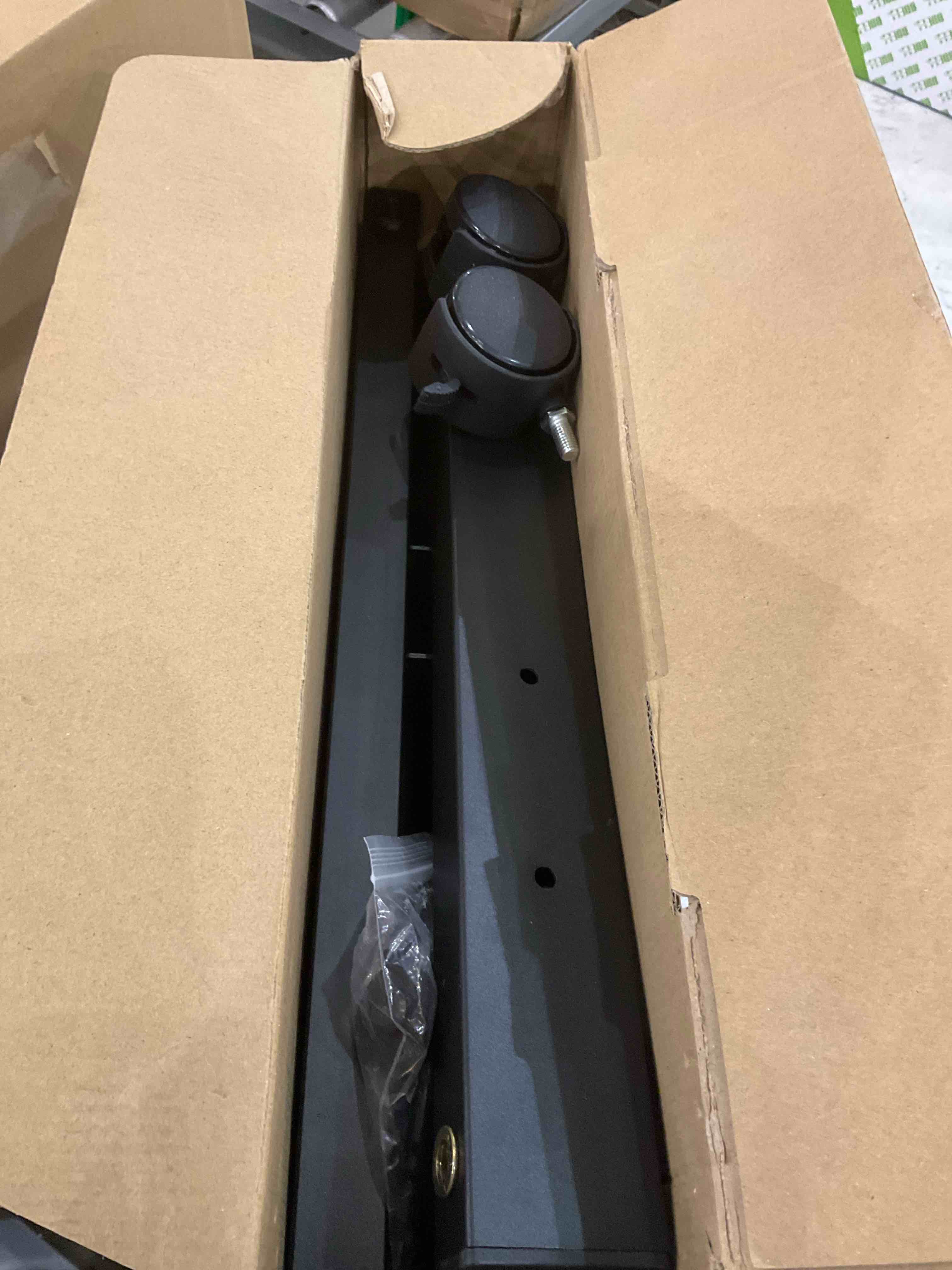 https://s3.amazonaws.com/lotting-images-prod/BargainHunt/EXS01286309_1712342666566.jpeg