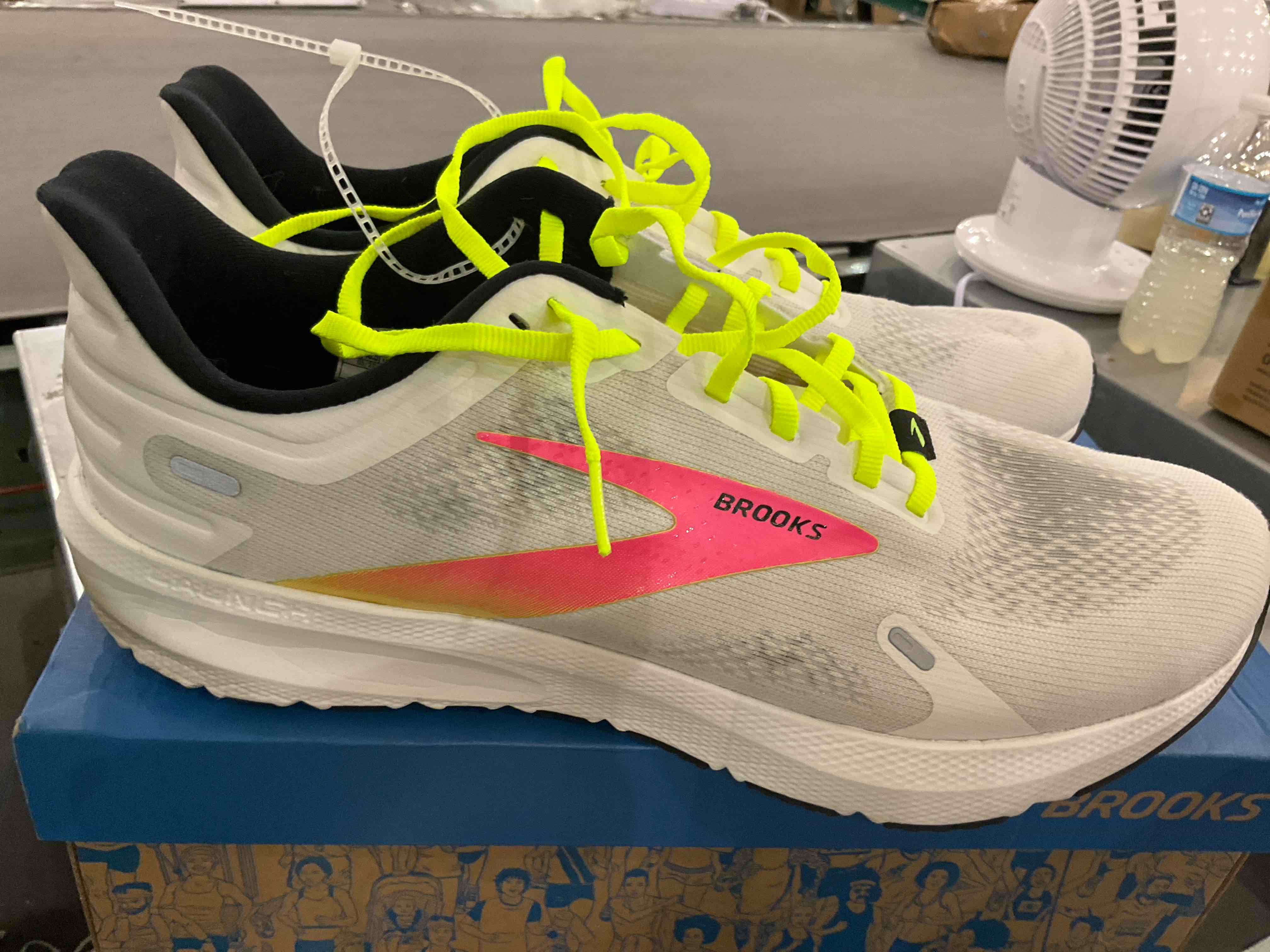 https://s3.amazonaws.com/lotting-images-prod/BargainHunt/EXS01287152_1713968082650.jpeg