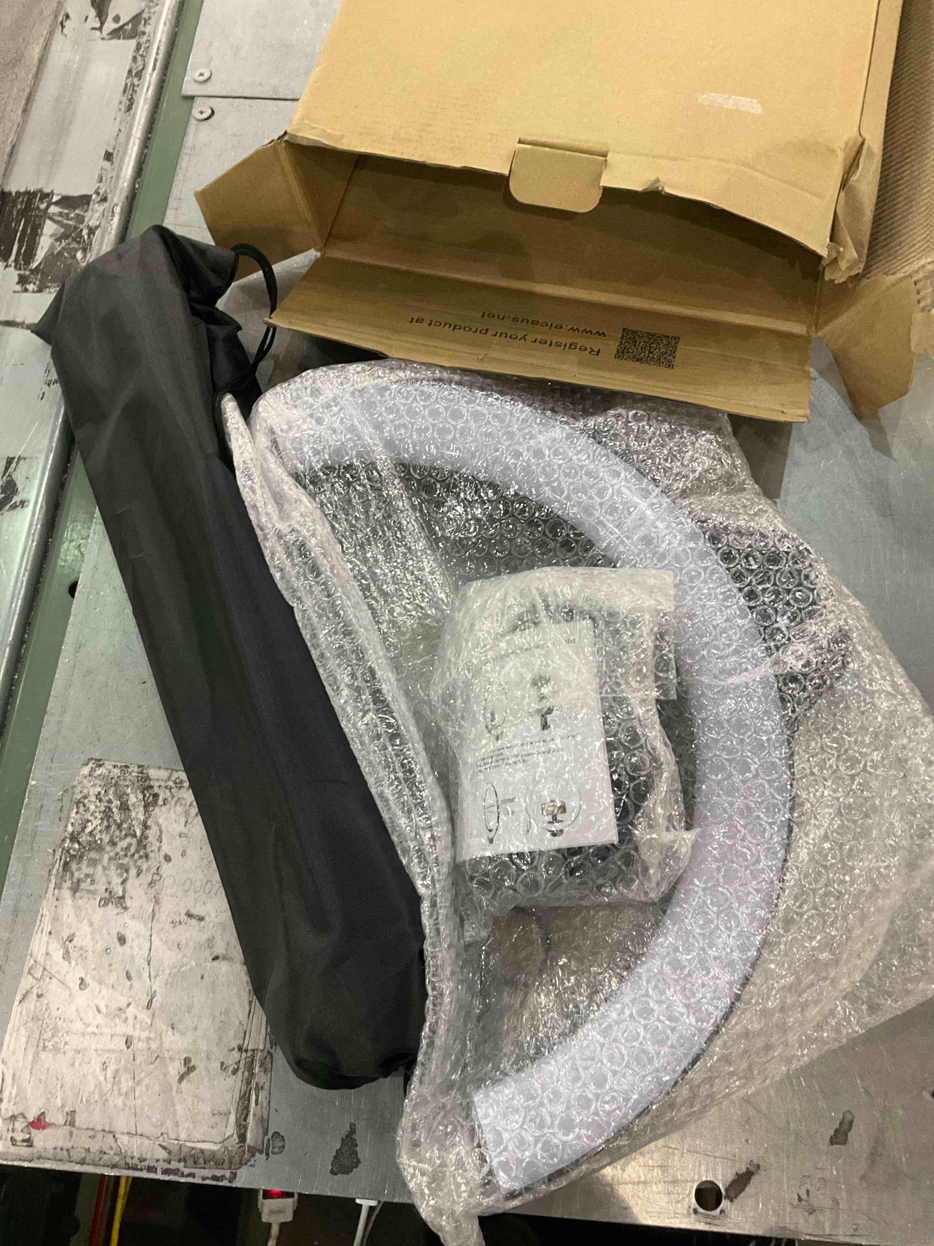 https://s3.amazonaws.com/lotting-images-prod/BargainHunt/EXS01287529_1712838497776.jpeg
